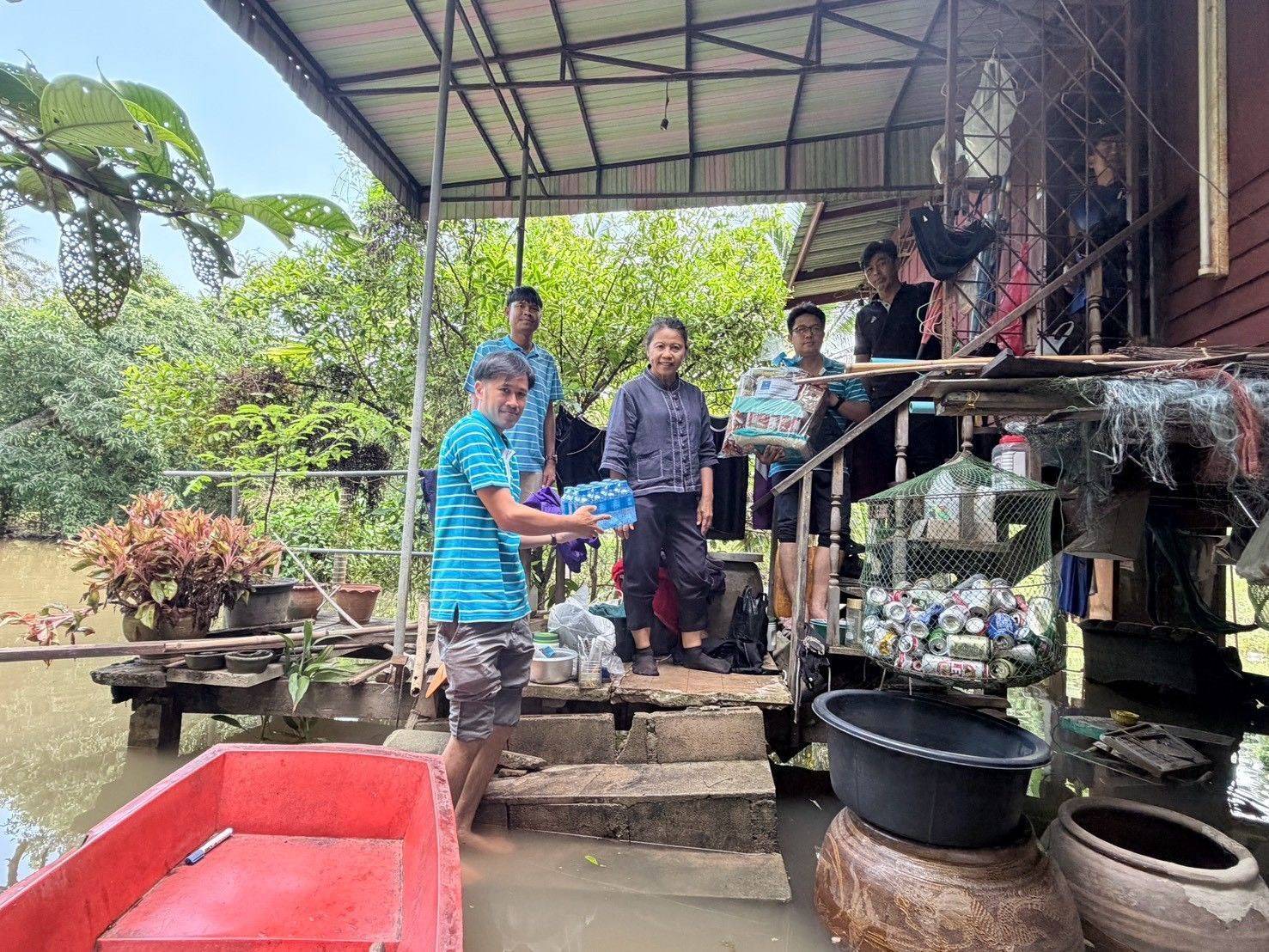 ไฟล์แนบ มท.3 กำชับทุกหน่วยงานบูรณาการช่วยเหลือ-เยียวยาผู้ประสบภัย   กปภ. ระดมสนับสนุนน้ำประปา-น้ำดื่ม บรรเทาความเดือดร้อนต่อเนื่อง