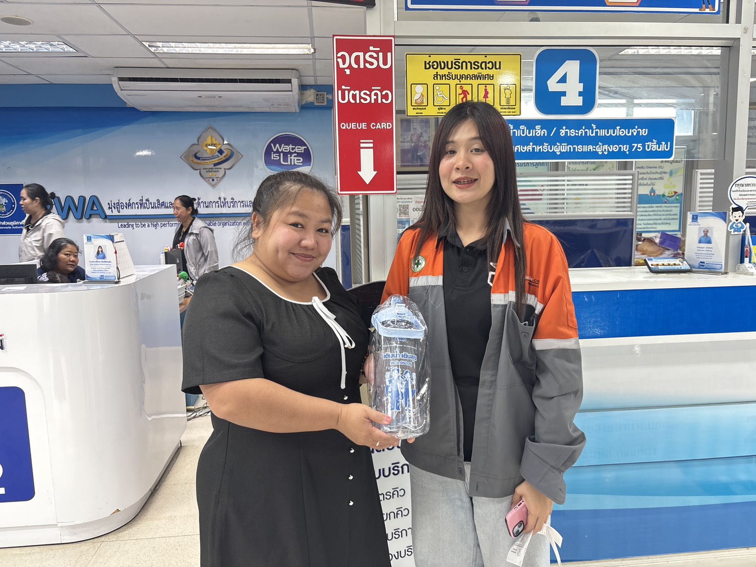 ไฟล์แนบ 💧 ประมวลภาพการดำเนินกิจกรรม “แจกขวด เติมสุข ทุกครอบครัว” 💧การประปาส่วนภูมิภาคสาขาปทุมธานี (ชั้นพิเศษ) 