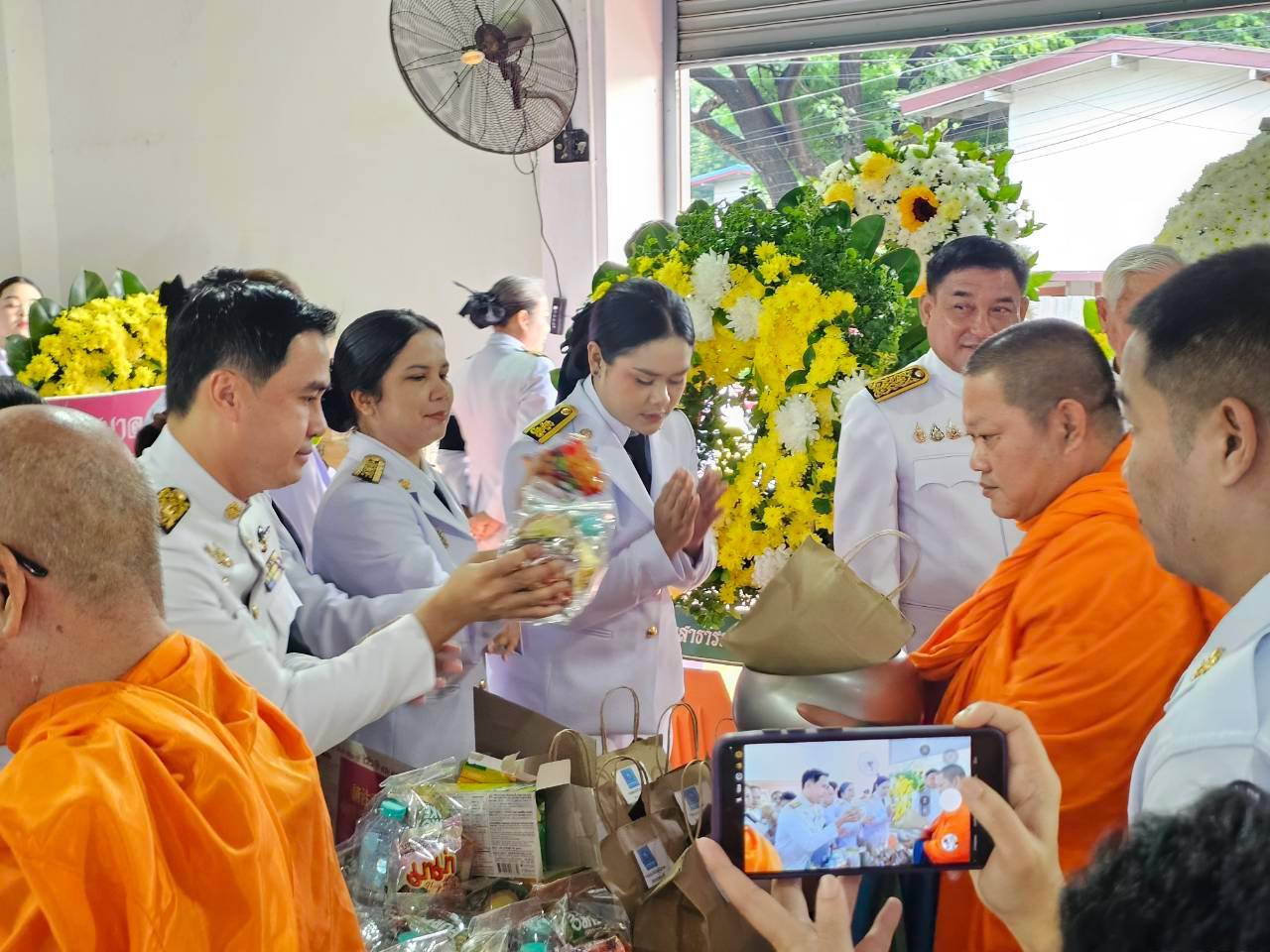 ไฟล์แนบ การประปาส่วนภูมิภาคสาขาปราณบุรี ร่วมพิธีวางพวงมาลา เนื่องในวันคล้ายวันสวรรคต 13 ตุลาคม ของพระบาทสมเด็จพระบรมชนกาธิเบศ มหาภูมิพลอดุลเดชมหาราช บรมนาถบพิตร