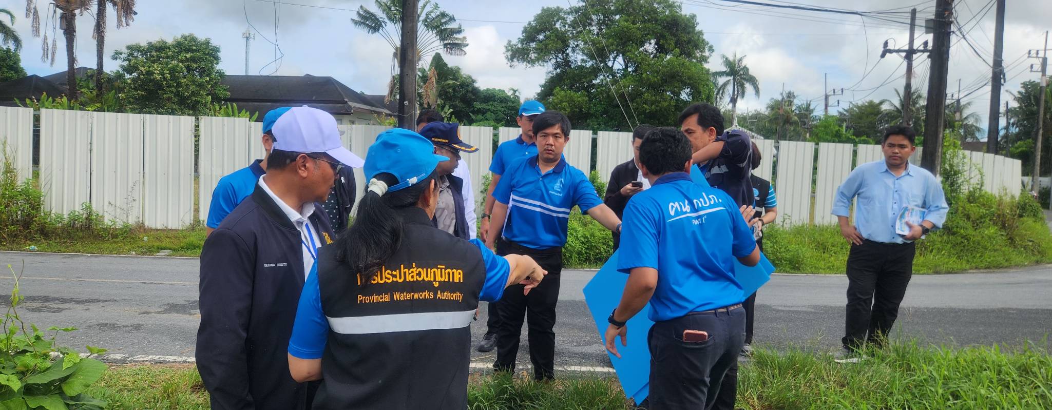 ไฟล์แนบ กปภ.สาขาภูเก็ต จับมือจังหวัดลงพื้นที่เชิงรุก เตรียมติดตั้งเครื่องผลิตน้ำประปาเคลื่อนที่ เพิ่มน้ำต้นทุนบริการประชาชน