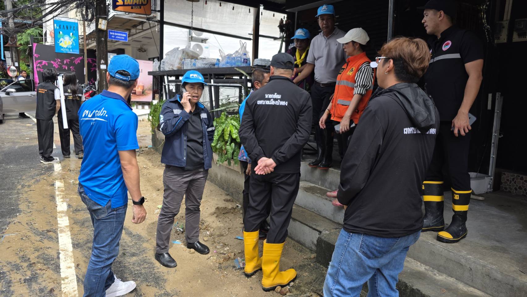 ไฟล์แนบ  กปภ.สาขาภูเก็ต ลงพื้นที่ตรวจสอบความเสียหายระบบจำหน่ายน้ำประปา พื้นที่ป่าตอง–นาใน เร่งซ่อมแซมเพื่อบรรเทาความเดือดร้อนของประชาชน