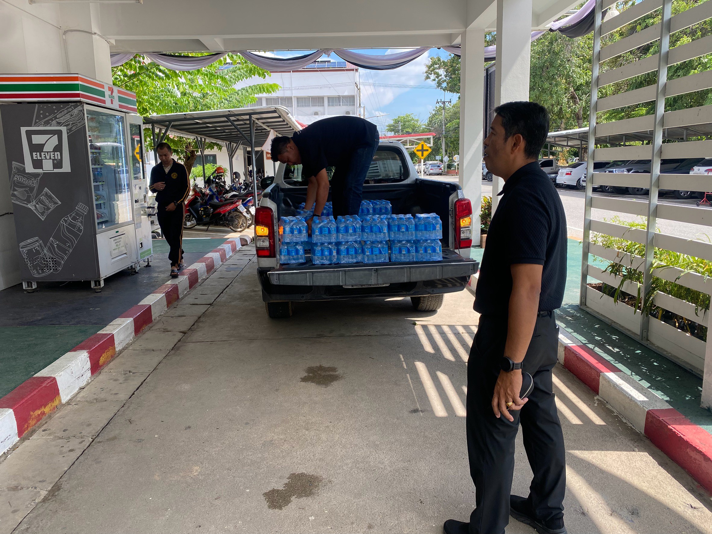 ไฟล์แนบ กปภ.สาขากาญจนบุรี  มอบน้ำดื่มให้แก่ประชาชนที่ได้รับความเดือดร้อนจากผลกระทบจากฝนตกหนักถึงหนักมาก รวมถึงสถานการณ์น้ำป่าไหลหลากส่งผลให้พื้นที่ภาคกลางรวมถึงจังหวัดกาญจนบุรี มีฝนตกมากและน้ำป่าไหลหลากและประชาชนในพื้นที่เดือดร้อน