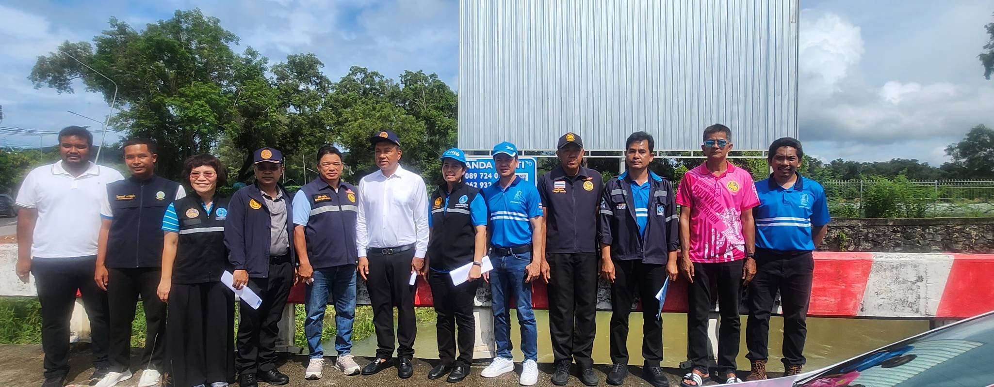 ไฟล์แนบ กปภ.สาขาภูเก็ต จับมือจังหวัดลงพื้นที่เชิงรุก เตรียมติดตั้งเครื่องผลิตน้ำประปาเคลื่อนที่ เพิ่มน้ำต้นทุนบริการประชาชน