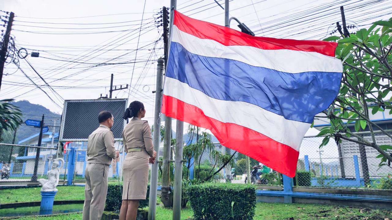 กปภ.สาขาระนอง ร่วมจัดกิจกรรมเคารพธงชาติและร้องเพลงชาติไทย เนื่องในวันพระราชทานธงชาติไทย