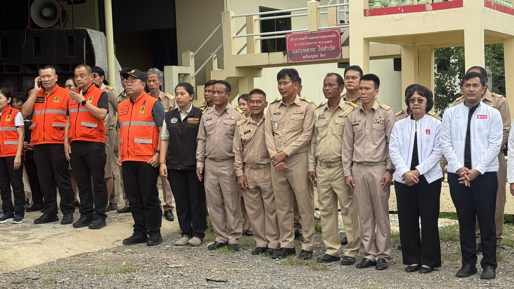 ไฟล์แนบ กปภ.สาขาท่าตะโก ให้การต้อนรับนายกรัฐมนตรี และ มท.3 พร้อมมอบน้ำดื่มตราสัญลักษณ์ กปภ. ให้กับผู้ประสบภัย