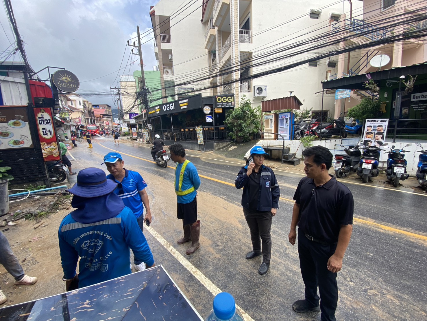 กปภ.สาขาภูเก็ต ลงพื้นที่ตรวจสอบความเสียหายระบบจำหน่ายน้ำประปา พื้นที่ป่าตอง–นาใน เร่งซ่อมแซมเพื่อบรรเทาความเดือดร้อนของประชาชน