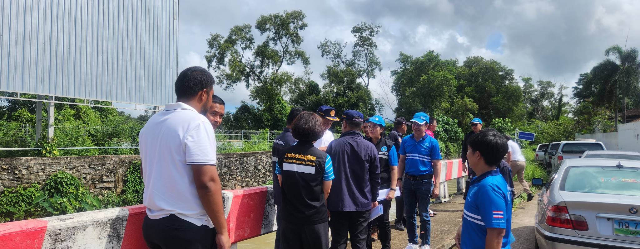 ไฟล์แนบ กปภ.สาขาภูเก็ต จับมือจังหวัดลงพื้นที่เชิงรุก เตรียมติดตั้งเครื่องผลิตน้ำประปาเคลื่อนที่ เพิ่มน้ำต้นทุนบริการประชาชน