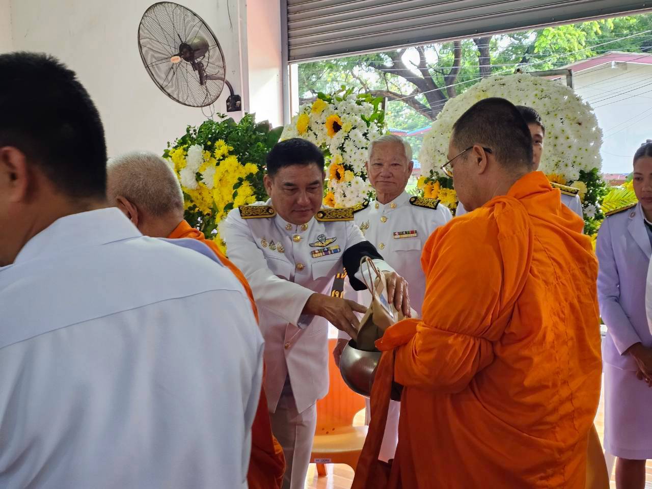 ไฟล์แนบ การประปาส่วนภูมิภาคสาขาปราณบุรี ร่วมพิธีวางพวงมาลา เนื่องในวันคล้ายวันสวรรคต 13 ตุลาคม ของพระบาทสมเด็จพระบรมชนกาธิเบศ มหาภูมิพลอดุลเดชมหาราช บรมนาถบพิตร