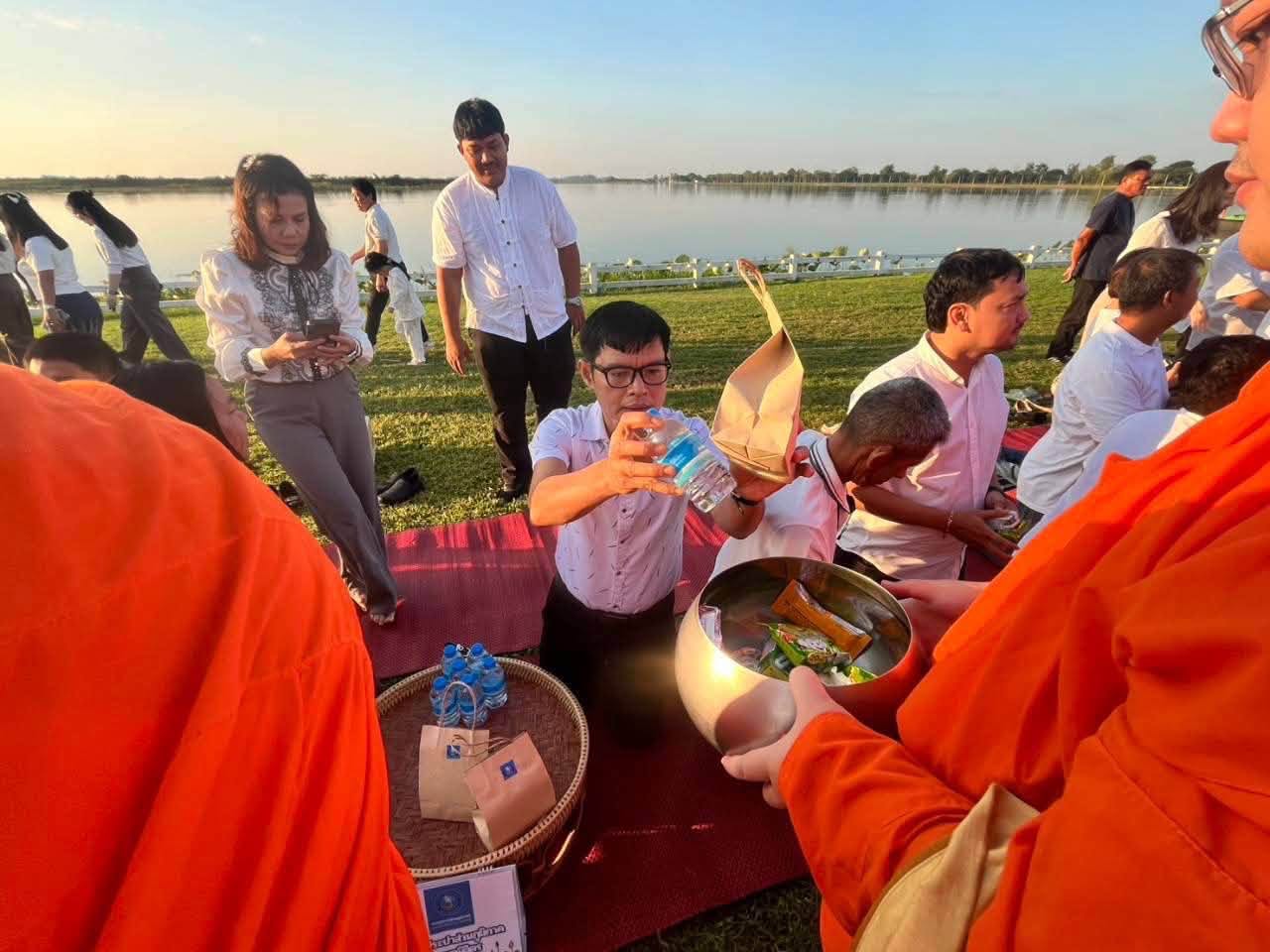 ไฟล์แนบ กปภ.สาขาพิจิตร ร่วมพิธีน้อมรำลึกในพระมหากรุณาธิคุณ เนื่องในวันคล้ายวันสวรรคต รัชกาลที่ 5 และร่วมกิจกรรมตักบาตรรับอรุณ เสริมบุญที่บึงสีไฟ
