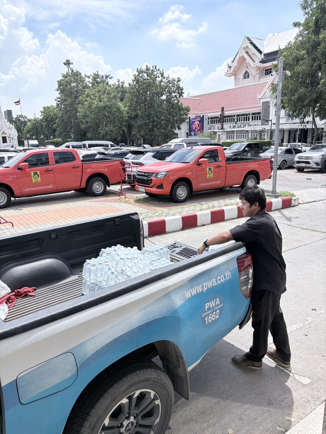 ไฟล์แนบ กปภ.สาขาปทุมธานี (พ) สนับสนุนน้ำดื่ม 400 ขวด เนื่องในงานวันนวมินทรมหาราชและวันปิยมหาราช