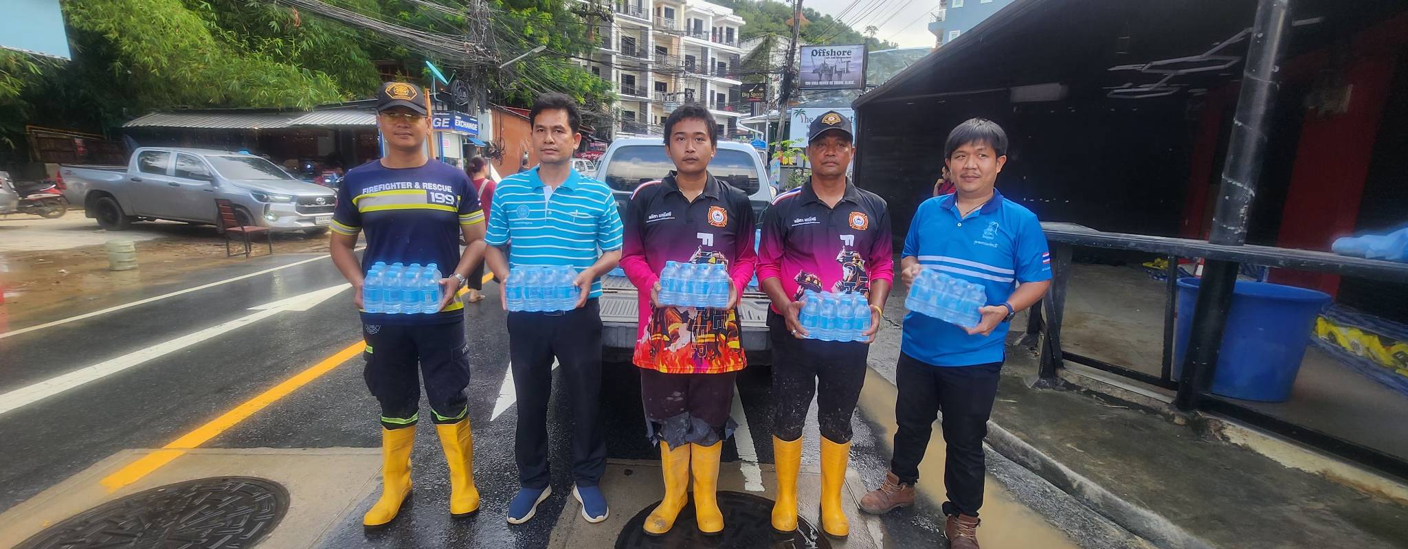ไฟล์แนบ กปภ.สาขาภูเก็ต สนับสนุนน้ำดื่มบรรจุขวดตราสัญลักษณ์ กปภ. พื้นที่ประสบภัยจากเหตุน้ำป่าไหลหลากและดินสไลด์ บริเวณซอยนาใน ตำบลป่าตอง อำเภอกะทู้ จังหวัดภูเก็ต 