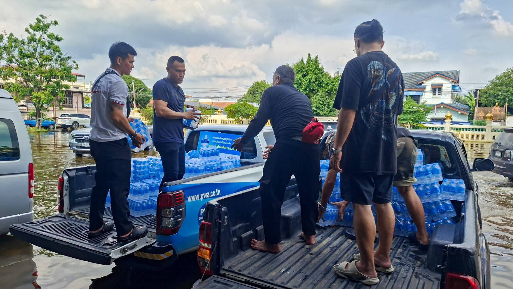 ไฟล์แนบ มท.3 กำชับ กปภ. ช่วยเหลือผู้ประสบภัย ส่งรถ "ทันใส ใสกิ๊ง" และน้ำดื่มบรรจุขวด บรรเทาความเดือดร้อนต่อเนื่อง