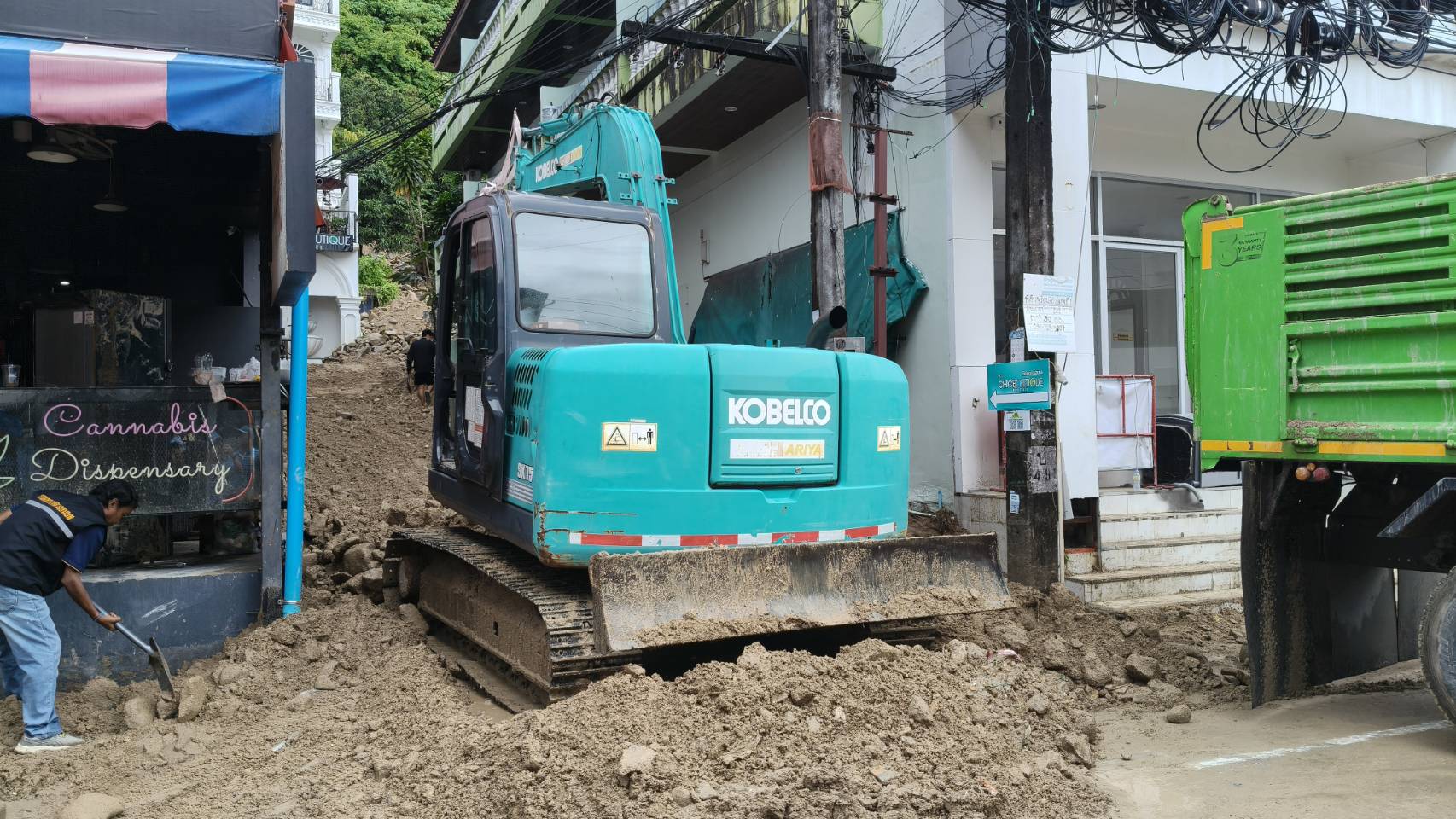 ไฟล์แนบ  กปภ.สาขาภูเก็ต ลงพื้นที่ตรวจสอบความเสียหายระบบจำหน่ายน้ำประปา พื้นที่ป่าตอง–นาใน เร่งซ่อมแซมเพื่อบรรเทาความเดือดร้อนของประชาชน