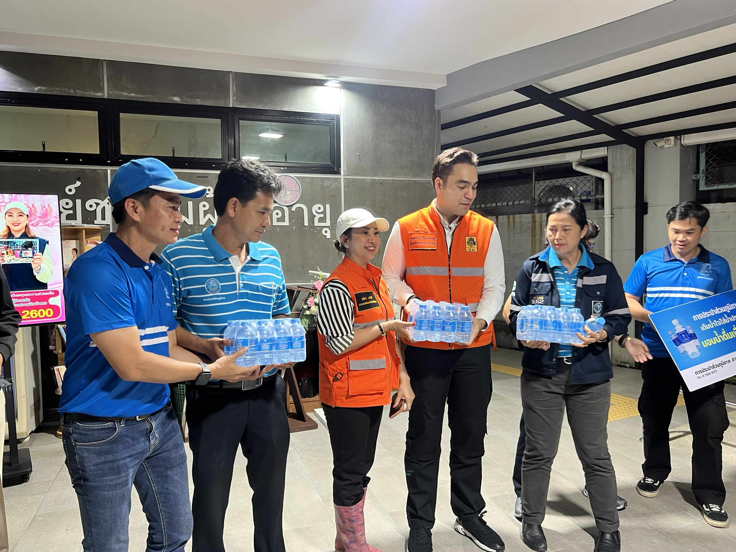 ไฟล์แนบ กปภ.สาขาภูเก็ต สนับสนุนน้ำดื่มบรรจุขวดตราสัญลักษณ์ กปภ. พื้นที่ประสบภัยจากเหตุน้ำป่าไหลหลากและดินสไลด์ บริเวณซอยนาใน ตำบลป่าตอง อำเภอกะทู้ จังหวัดภูเก็ต 