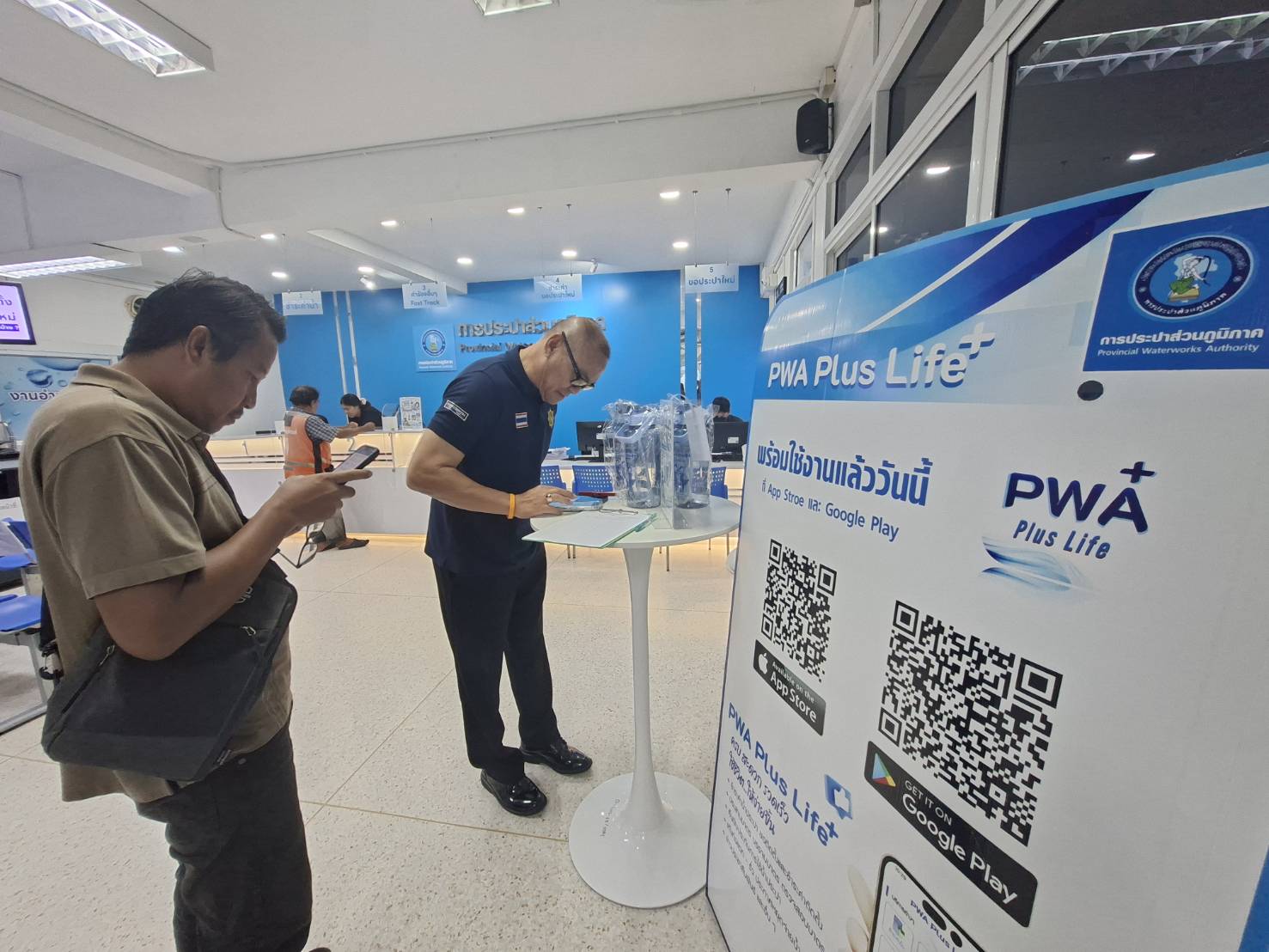 ไฟล์แนบ กปภ.สาขาบ้านบึง เปิดกิจกรรม “แจกขวด เติมสุข ทุกครอบครัว” ชวนลูกค้าร่วมรับขวดน้ำฟรี พร้อมเติมน้ำดื่มสะอาดฟรี