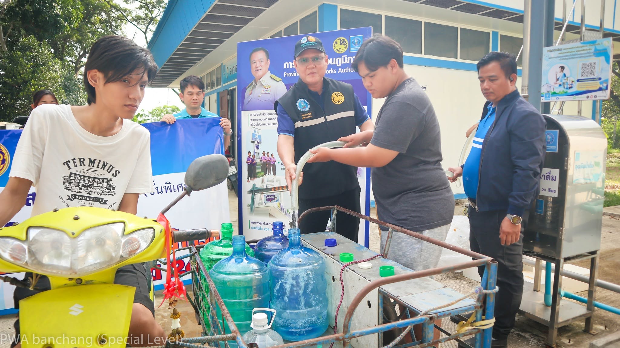 ไฟล์แนบ กปภ.สาขาบ้านฉาง เปิด "Mini Station" จุดบริการน้ำดื่มสะอาดช่วยเหลือผู้ประสบภัยน้ำท่วม จ.ระยอง (บริการ 24 ชม.)