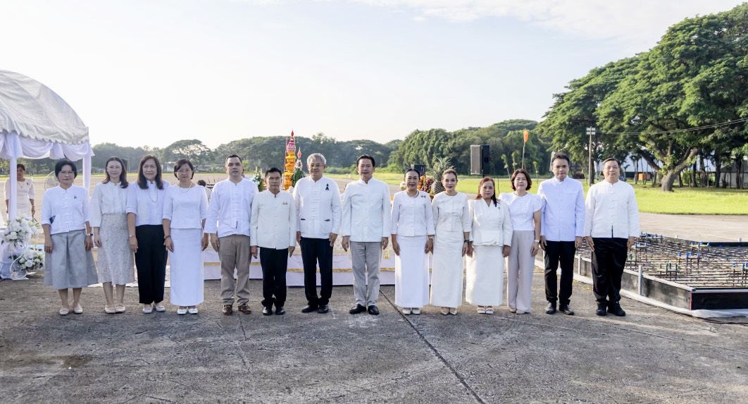 ไฟล์แนบ กปภ.สาขาพิษณุโลก เข้าร่วมพิธีบวงสรวงการก่อสร้างซุ้มถวายดอกไม้จันทน์ขนาดกลางในงาน พระราชพิธีถวายพระเพลิงพระบรมศพ สมเด็จพระนางเจ้าสิริกิติ์ พระบรมราชินีนาถ พระบรมราชชนนีพันปีหลวง