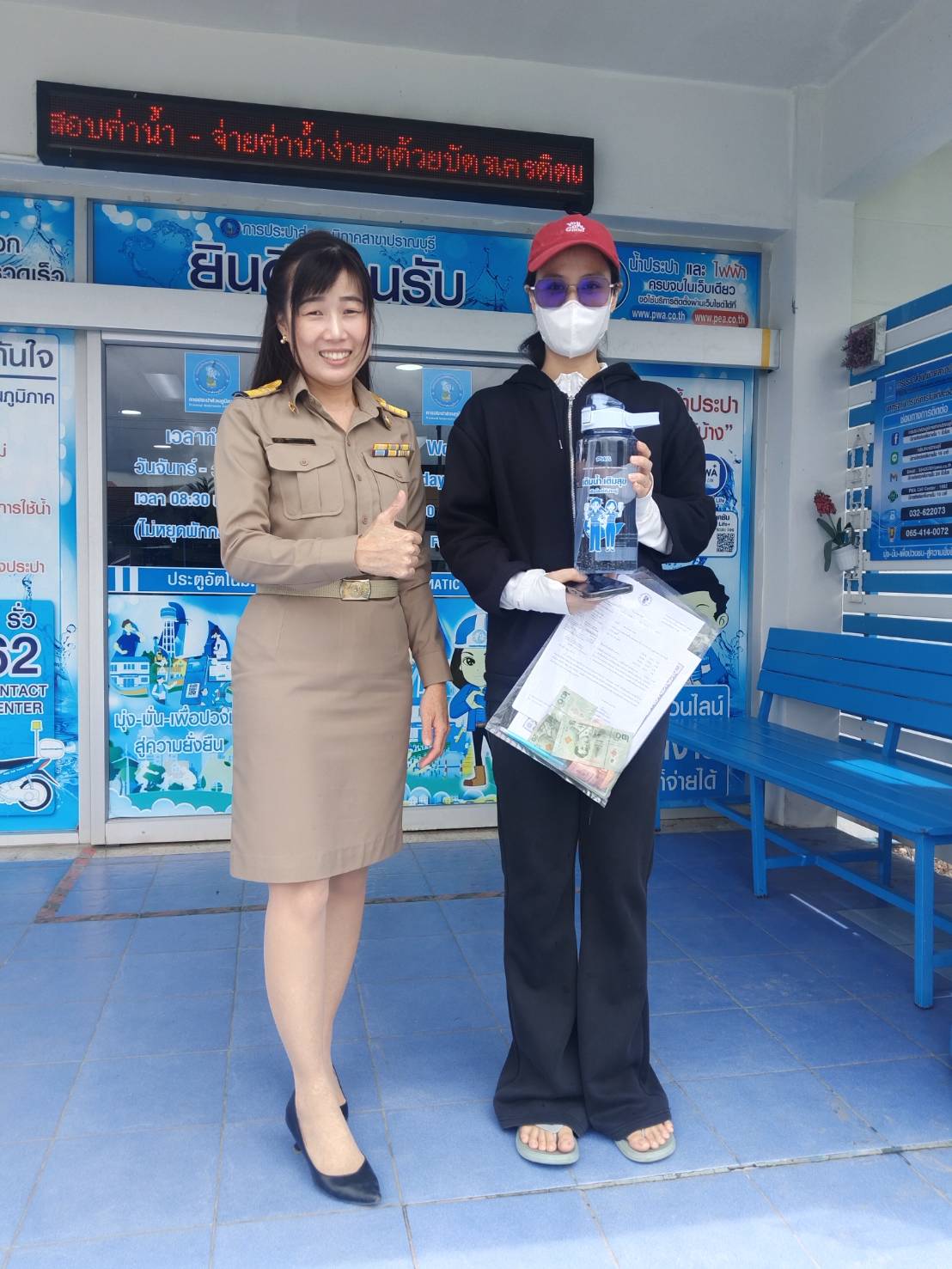ไฟล์แนบ 💧 กปภ.สาขาปราณบุรี สานต่อกิจกรรม “แจกขวด เติมสุข ทุกครอบครัว” ส่งเสริมการใช้ทรัพยากรอย่างคุ้มค่าและรักษ์สิ่งแวดล้อม