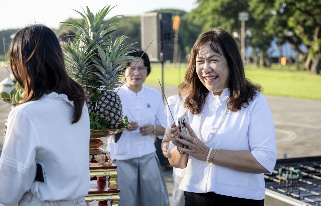 ไฟล์แนบ กปภ.สาขาพิษณุโลก เข้าร่วมพิธีบวงสรวงการก่อสร้างซุ้มถวายดอกไม้จันทน์ขนาดกลางในงาน พระราชพิธีถวายพระเพลิงพระบรมศพ สมเด็จพระนางเจ้าสิริกิติ์ พระบรมราชินีนาถ พระบรมราชชนนีพันปีหลวง