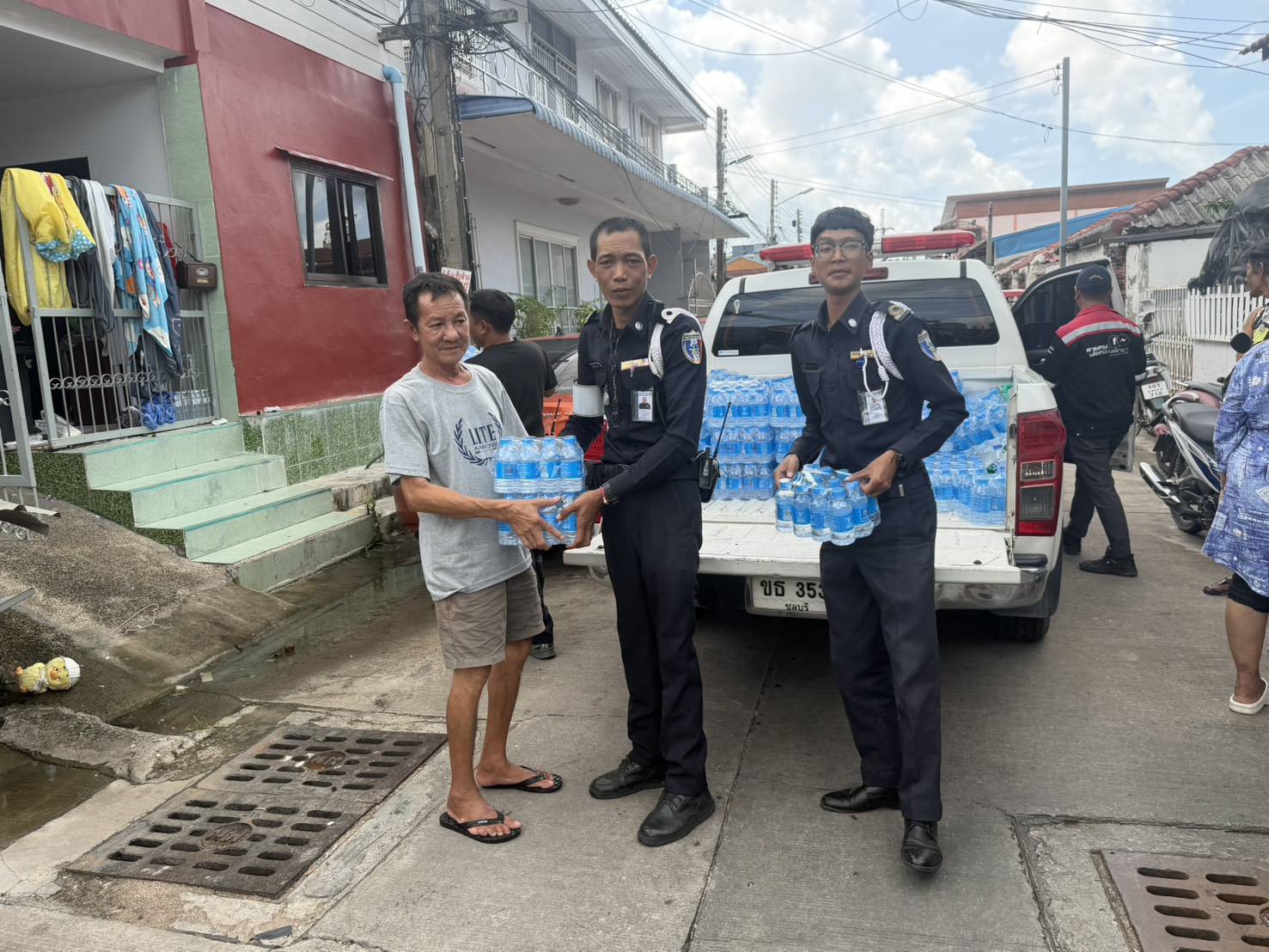 ไฟล์แนบ กปภ.สาขาพัทยา ร่วมกับ เมืองพัทยา มอบน้ำดื่มบรรจุขวดตราสัญลักษณ์ กปภ. บรรเทาความเดือดร้อนผู้ประสบอุทกภัยในพื้นที่