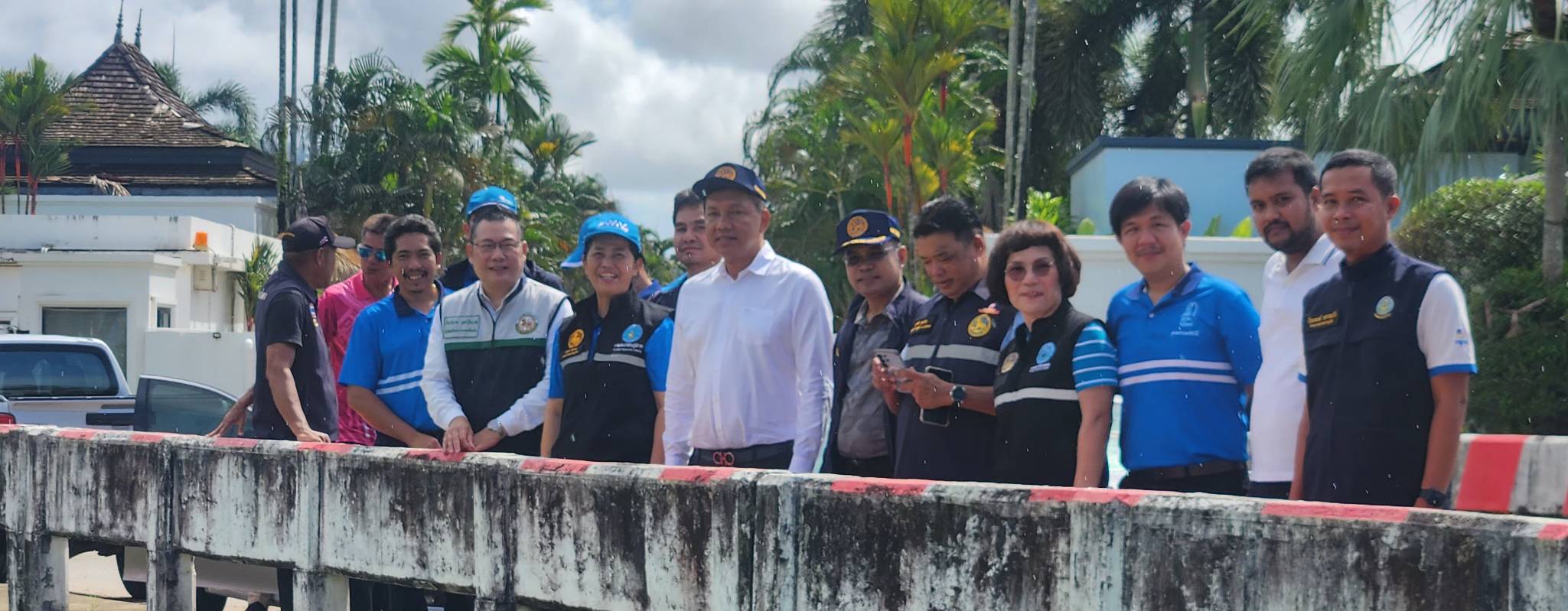 ไฟล์แนบ กปภ.สาขาภูเก็ต จับมือจังหวัดลงพื้นที่เชิงรุก เตรียมติดตั้งเครื่องผลิตน้ำประปาเคลื่อนที่ เพิ่มน้ำต้นทุนบริการประชาชน