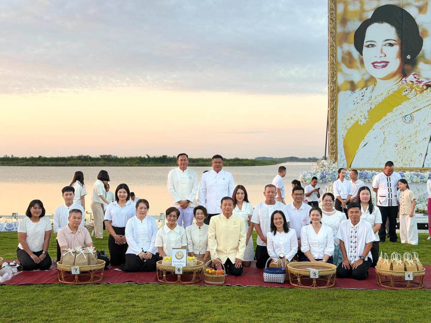 ไฟล์แนบ กปภ.สาขาพิจิตร ร่วมพิธีน้อมรำลึกในพระมหากรุณาธิคุณ เนื่องในวันคล้ายวันสวรรคต รัชกาลที่ 5 และร่วมกิจกรรมตักบาตรรับอรุณ เสริมบุญที่บึงสีไฟ