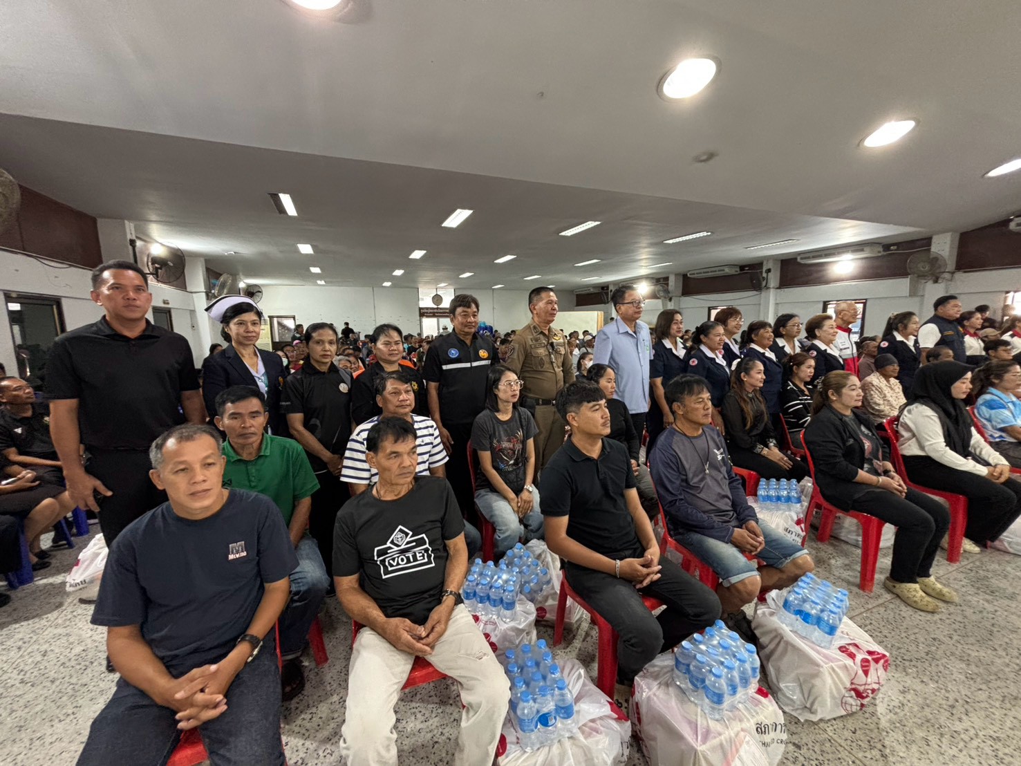 ไฟล์แนบ กปภ.สาขาเสนา ร่วมกับเหล่ากาชาดและอำเภอเสนา มอบชุดธารน้ำใจพร้อมน้ำดื่มบรรจุขวดตราสัญลักษณ์ กปภ. ช่วยเหลือผู้ประสบภัย