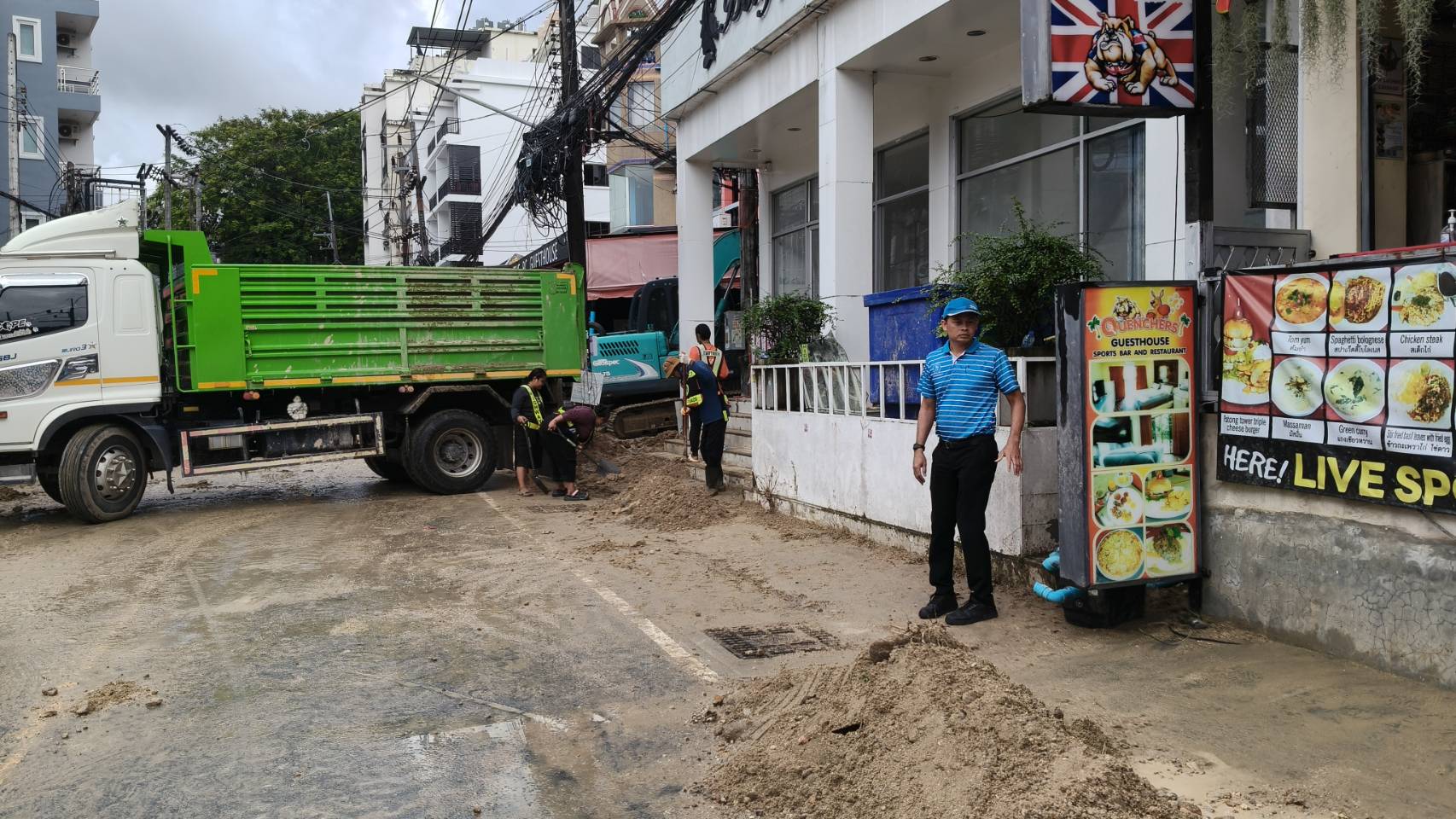 ไฟล์แนบ  กปภ.สาขาภูเก็ต ลงพื้นที่ตรวจสอบความเสียหายระบบจำหน่ายน้ำประปา พื้นที่ป่าตอง–นาใน เร่งซ่อมแซมเพื่อบรรเทาความเดือดร้อนของประชาชน