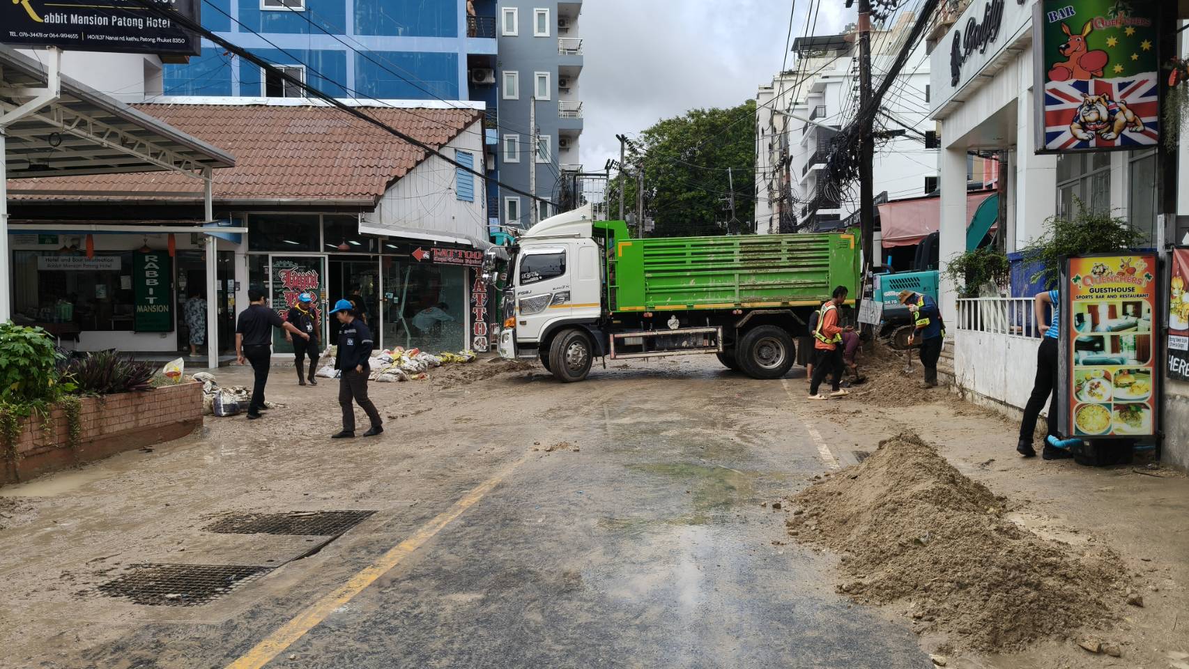 ไฟล์แนบ  กปภ.สาขาภูเก็ต ลงพื้นที่ตรวจสอบความเสียหายระบบจำหน่ายน้ำประปา พื้นที่ป่าตอง–นาใน เร่งซ่อมแซมเพื่อบรรเทาความเดือดร้อนของประชาชน