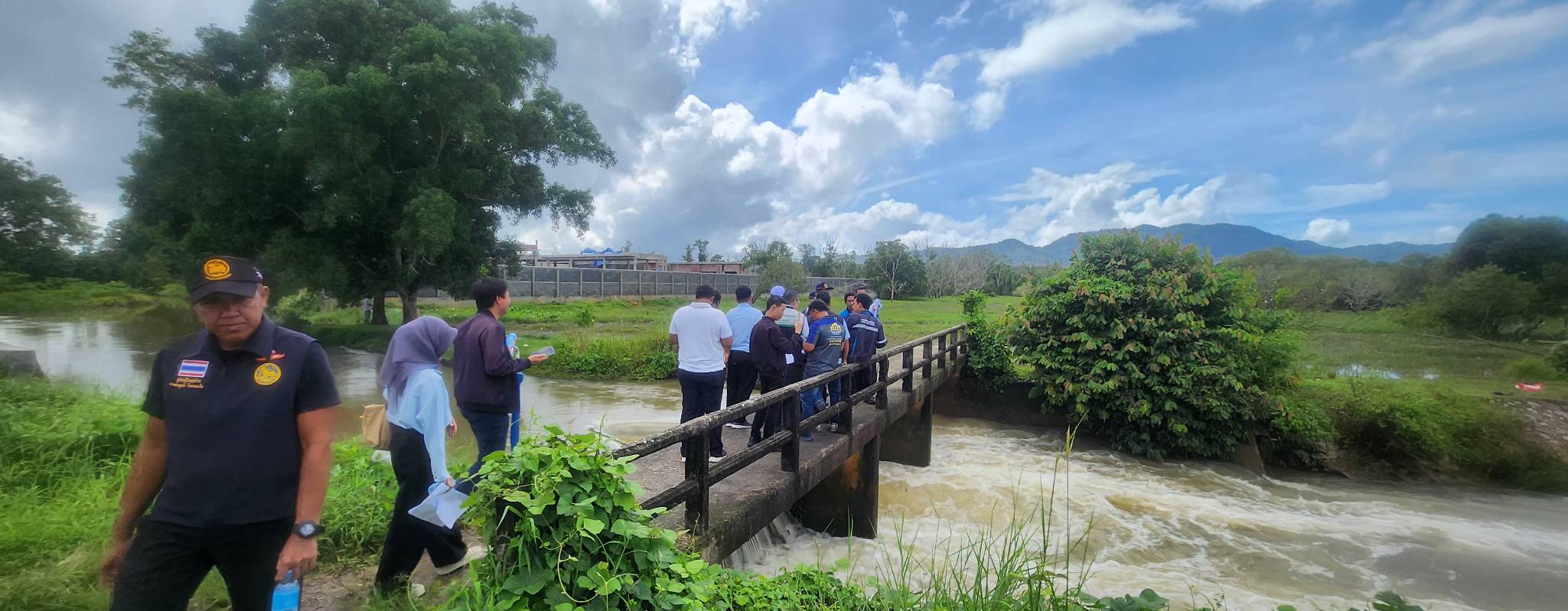 ไฟล์แนบ กปภ.สาขาภูเก็ต จับมือจังหวัดลงพื้นที่เชิงรุก เตรียมติดตั้งเครื่องผลิตน้ำประปาเคลื่อนที่ เพิ่มน้ำต้นทุนบริการประชาชน