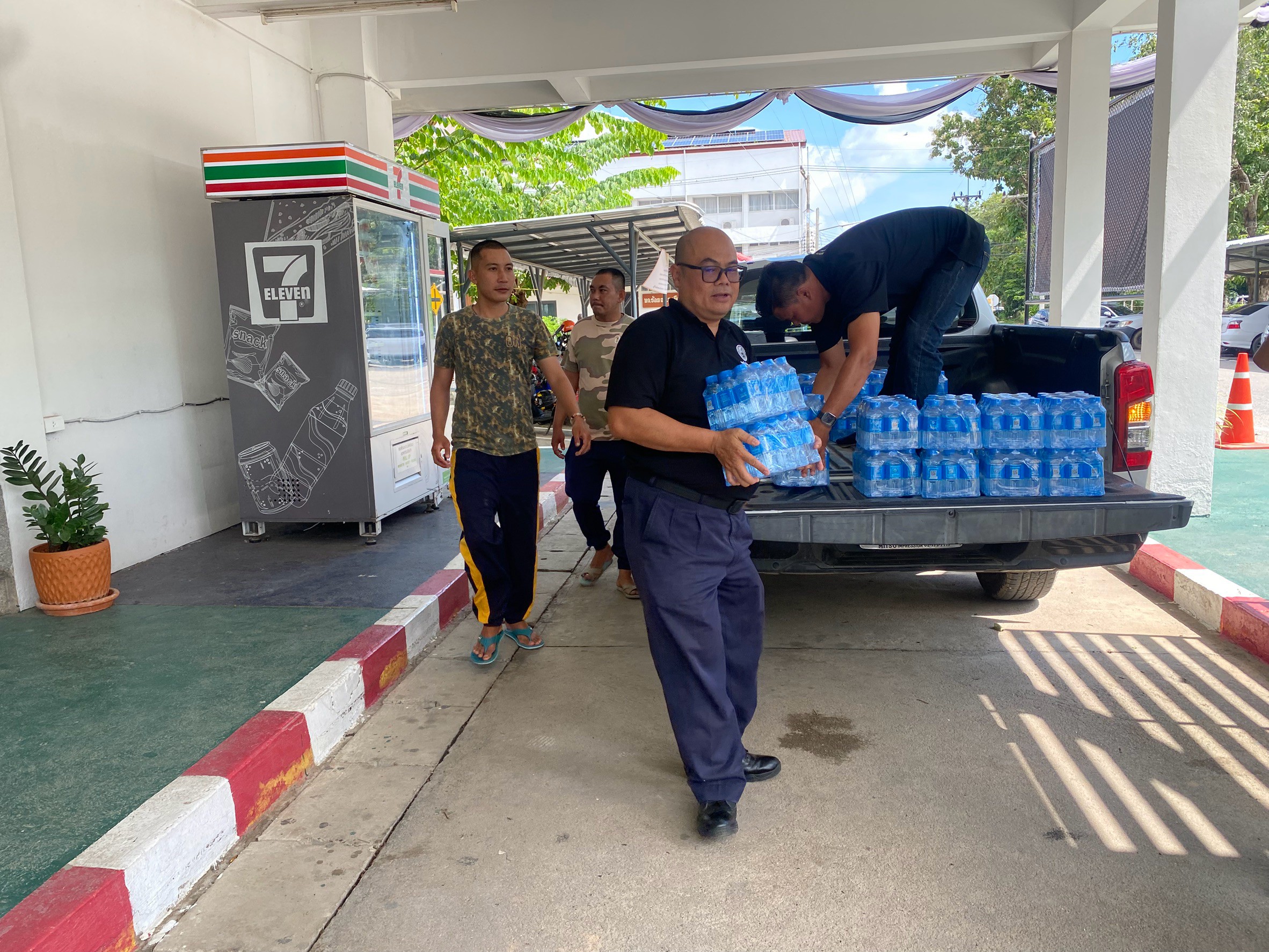 ไฟล์แนบ กปภ.สาขากาญจนบุรี  มอบน้ำดื่มให้แก่ประชาชนที่ได้รับความเดือดร้อนจากผลกระทบจากฝนตกหนักถึงหนักมาก รวมถึงสถานการณ์น้ำป่าไหลหลากส่งผลให้พื้นที่ภาคกลางรวมถึงจังหวัดกาญจนบุรี มีฝนตกมากและน้ำป่าไหลหลากและประชาชนในพื้นที่เดือดร้อน