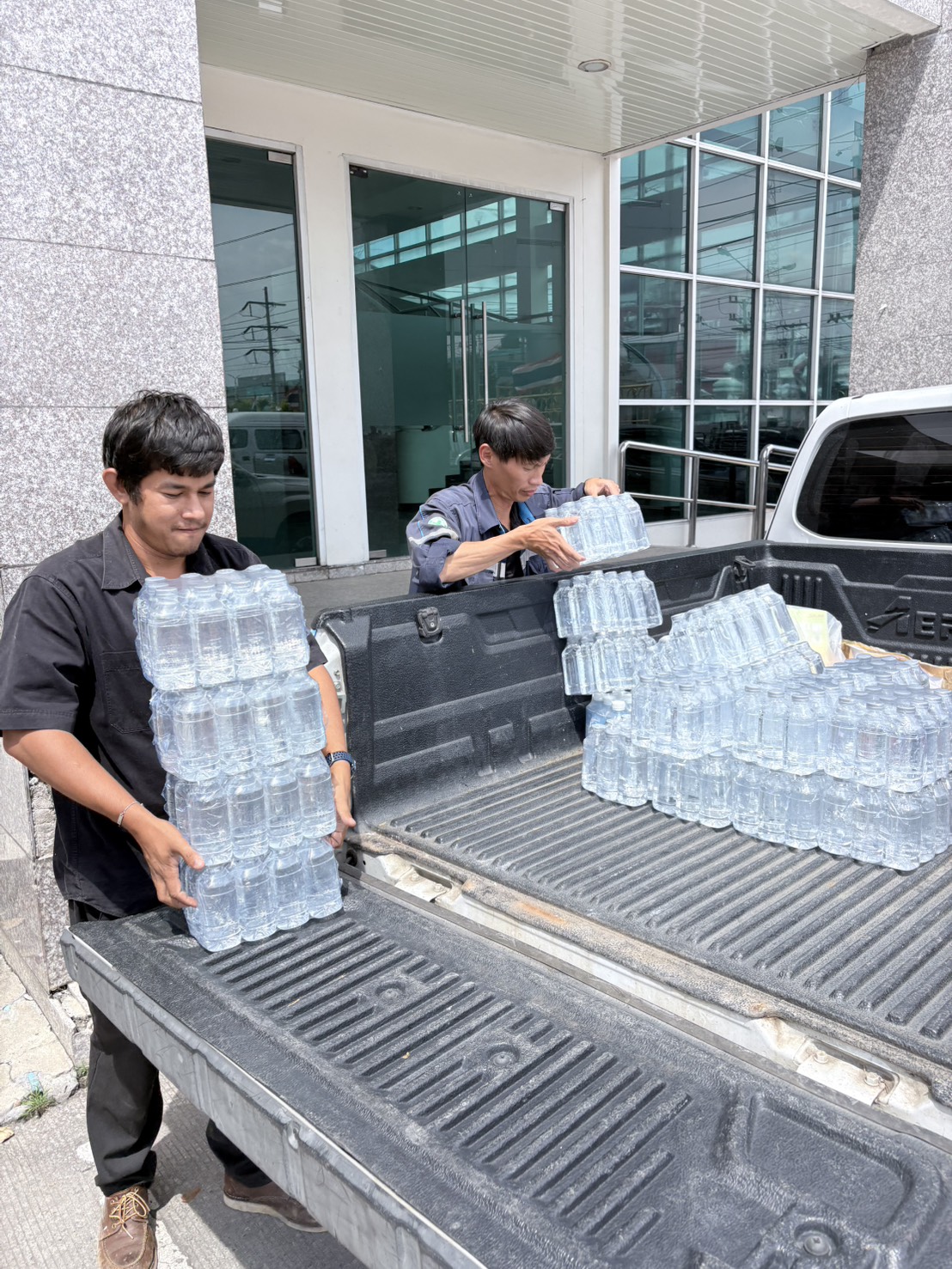ไฟล์แนบ กปภ.สาขาปทุมธานี (พ) สนับสนุนน้ำดื่ม 400 ขวด เนื่องในงานวันนวมินทรมหาราชและวันปิยมหาราช