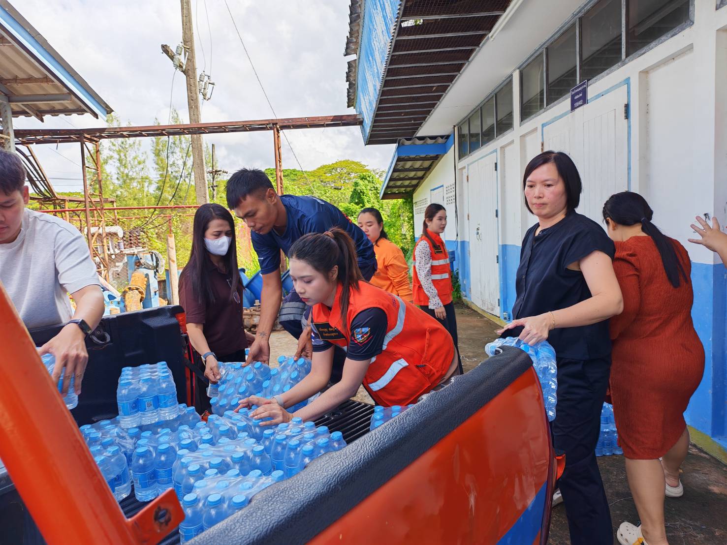 ไฟล์แนบ กปภ.สาขาภูเก็ต ร่วมสนับสนุนน้ำดื่มบรรจุขวดตราสัญลักษณ์ กปภ. สำหรับกิจกรรมรณรงค์การใช้รถจักรยานยนต์อย่างปลอดภัย จังหวัดภูเก็ต 