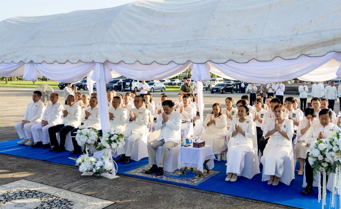 ไฟล์แนบ กปภ.สาขาพิษณุโลก เข้าร่วมพิธีบวงสรวงการก่อสร้างซุ้มถวายดอกไม้จันทน์ขนาดกลางในงาน พระราชพิธีถวายพระเพลิงพระบรมศพ สมเด็จพระนางเจ้าสิริกิติ์ พระบรมราชินีนาถ พระบรมราชชนนีพันปีหลวง