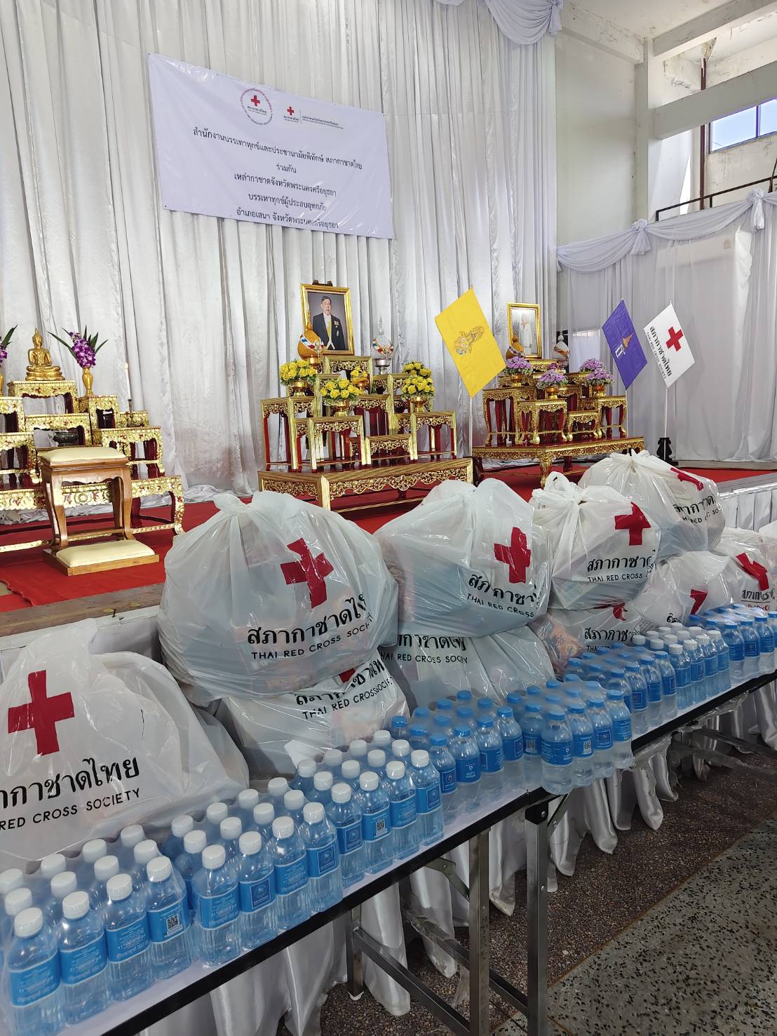 ไฟล์แนบ กปภ.สาขาเสนา ร่วมกับเหล่ากาชาดและอำเภอเสนา มอบชุดธารน้ำใจพร้อมน้ำดื่มบรรจุขวดตราสัญลักษณ์ กปภ. ช่วยเหลือผู้ประสบภัย