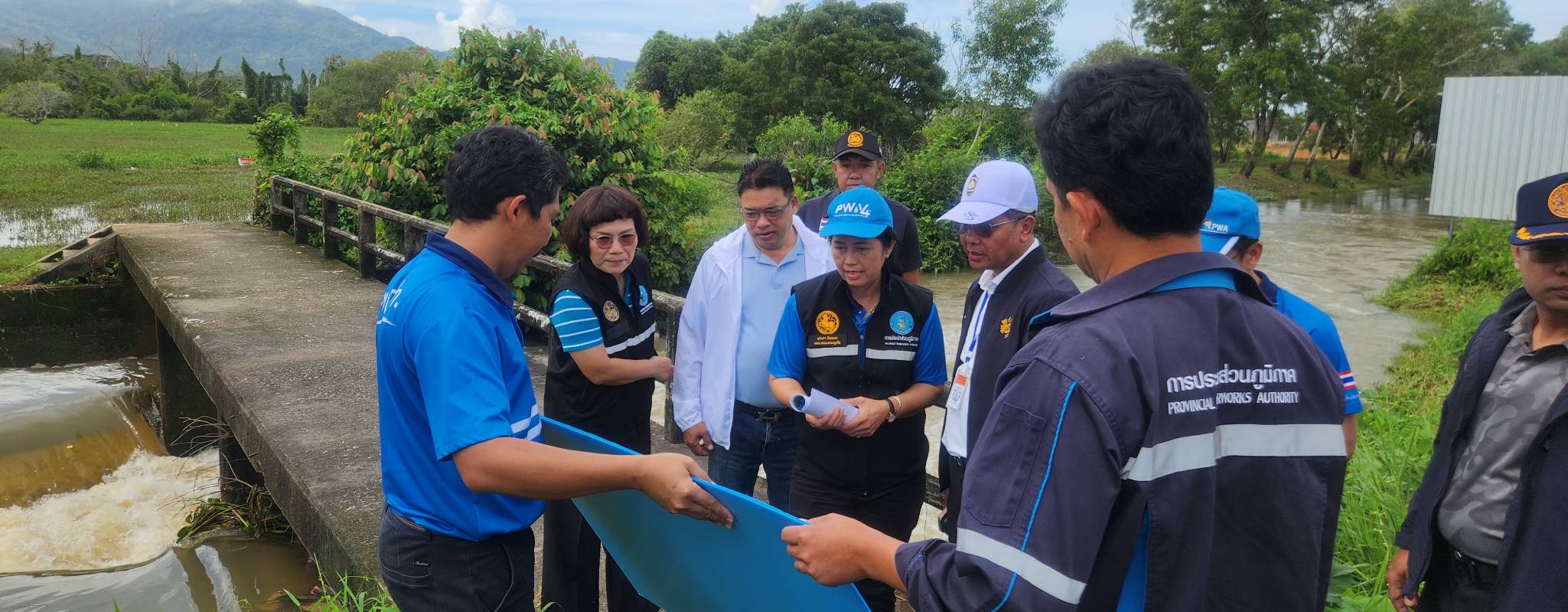 ไฟล์แนบ กปภ.สาขาภูเก็ต จับมือจังหวัดลงพื้นที่เชิงรุก เตรียมติดตั้งเครื่องผลิตน้ำประปาเคลื่อนที่ เพิ่มน้ำต้นทุนบริการประชาชน