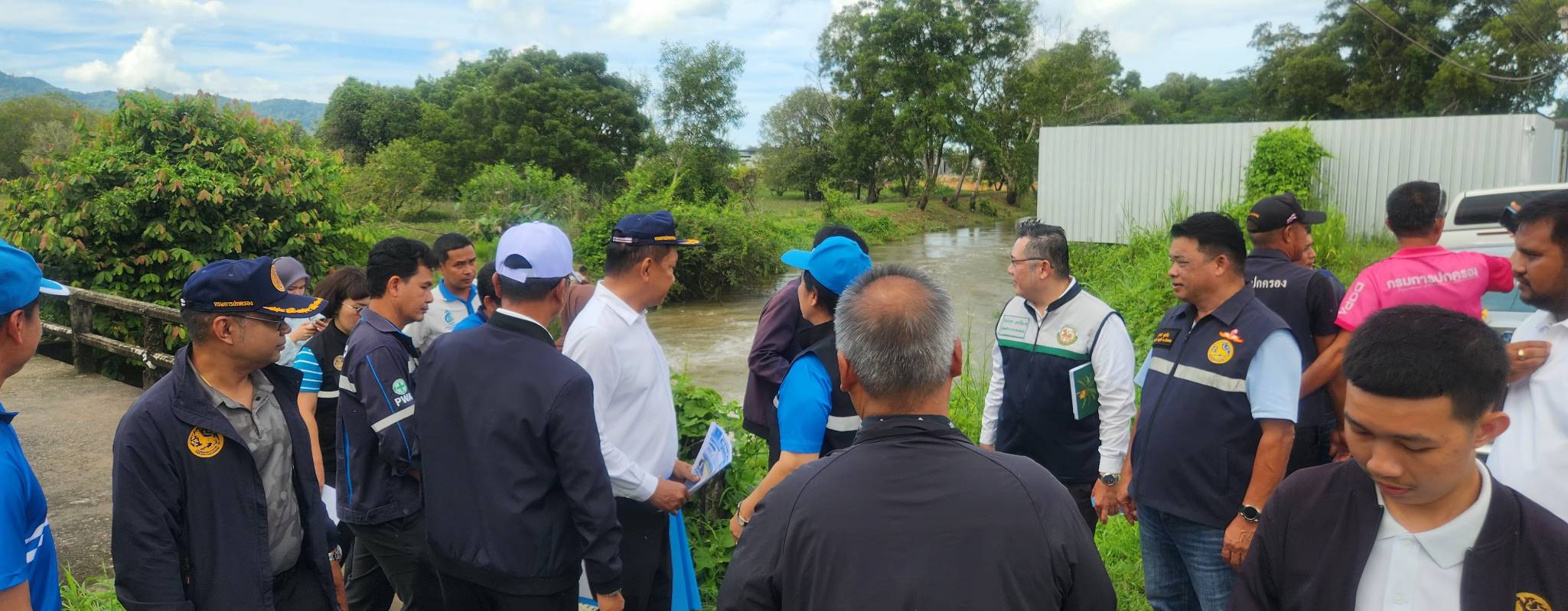 ไฟล์แนบ กปภ.สาขาภูเก็ต จับมือจังหวัดลงพื้นที่เชิงรุก เตรียมติดตั้งเครื่องผลิตน้ำประปาเคลื่อนที่ เพิ่มน้ำต้นทุนบริการประชาชน
