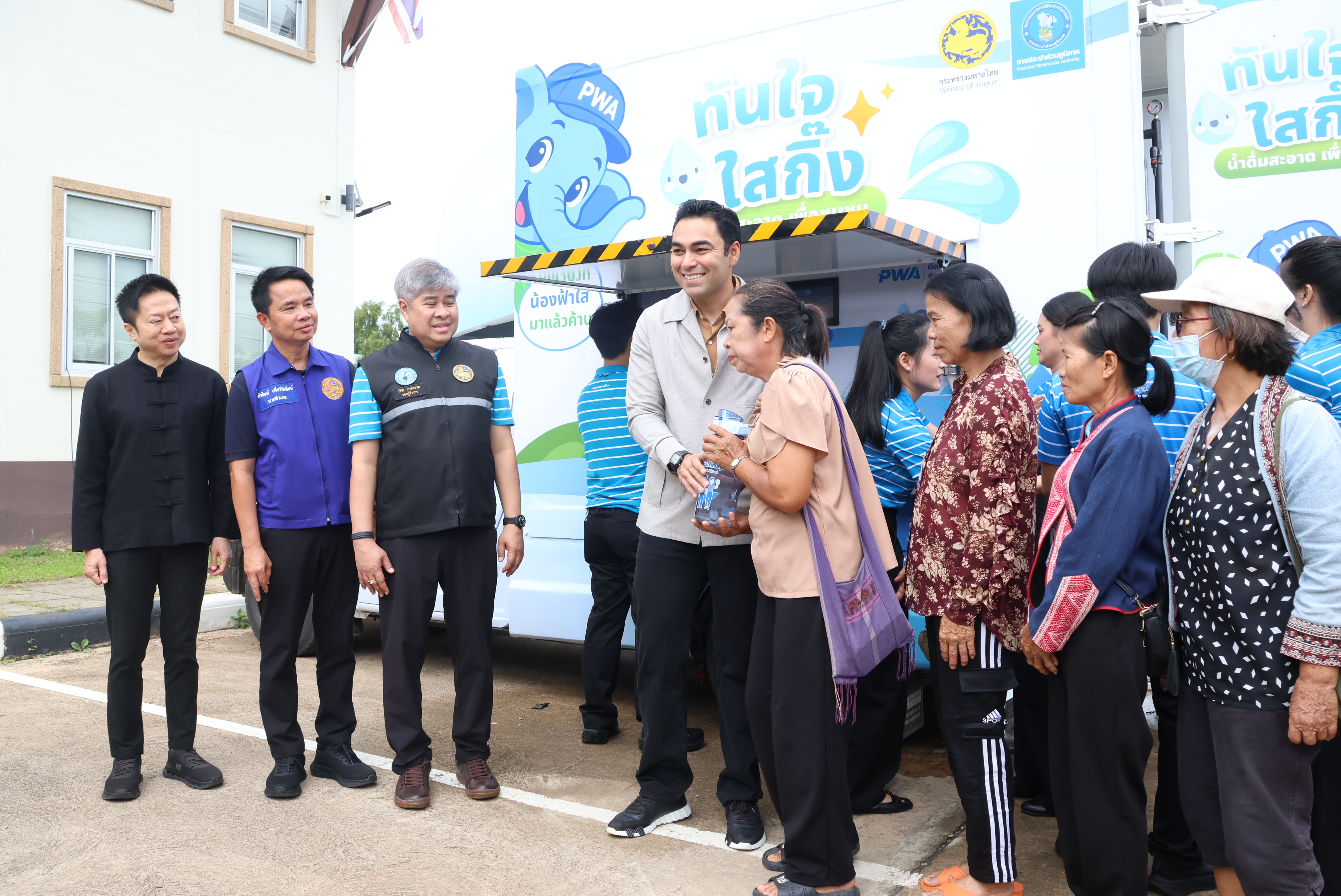ไฟล์แนบ กปภ.ข.9 จัดพิธีเปิดโครงการ "ทันใจ ใสกิ๊ง" น้ำดื่มเพื่อผู้ประสบสาธารณภัย และเตรียมพร้อมด้านน้ำสะอาดเชิงรุกด้วยรถผลิตน้ำดื่มด้วยเทคโนโลยีนาโน พร้อมสนับสนุนทุกสถานการณ์ฉุกเฉิน