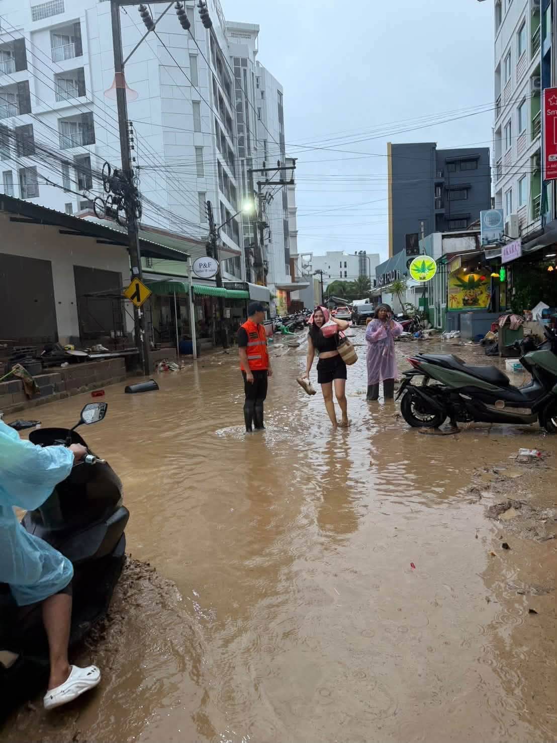 ไฟล์แนบ กปภ.สาขาภูเก็ต จับมือ เทศบาลเมืองป่าตอง และภาคเอกชน ลุยฟื้นฟูซอยนาใน หลังวิกฤตน้ำป่าหลาก-ดินสไลด์ เร่งคืนความสุขให้ประชาชน