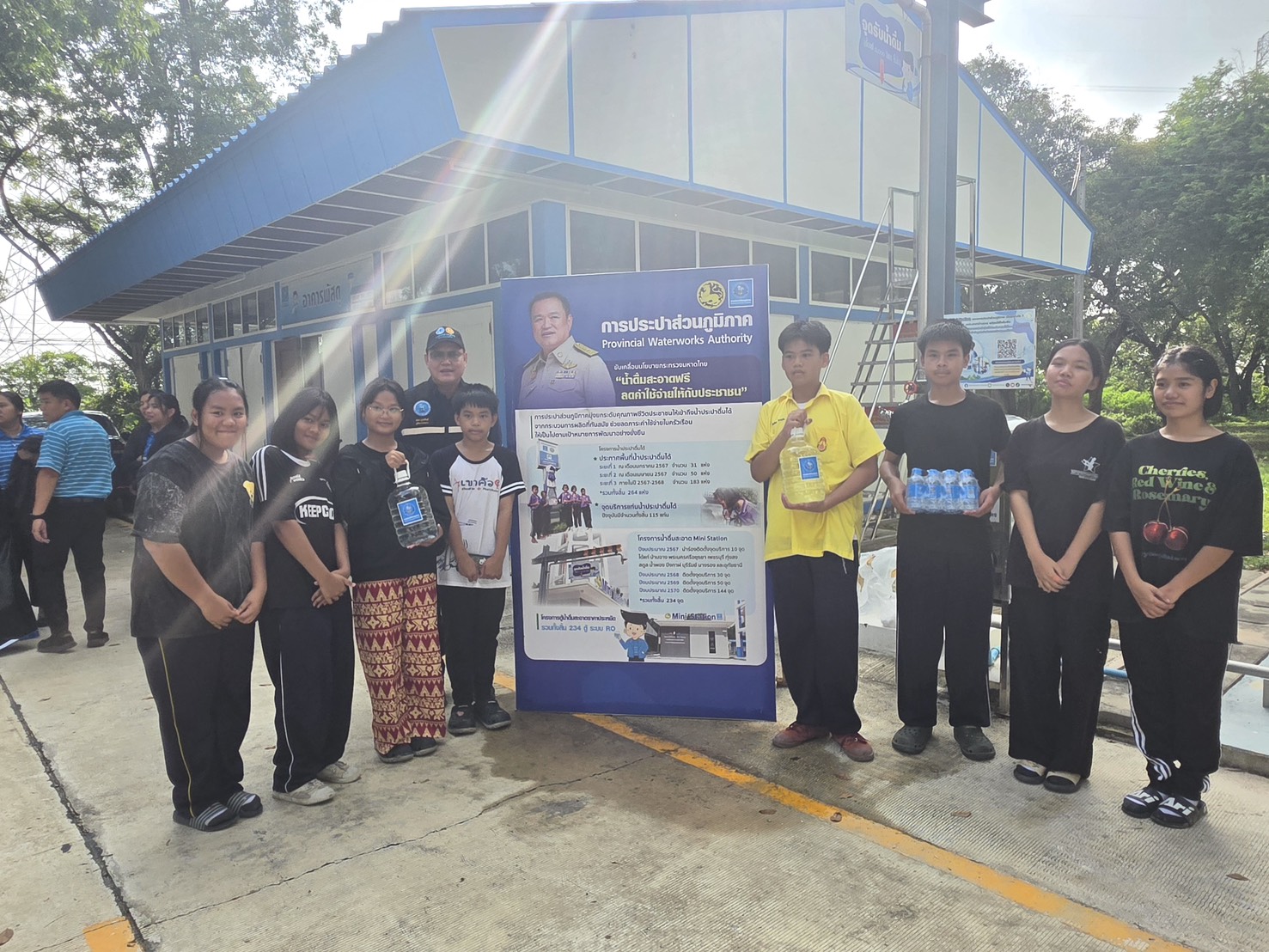 ไฟล์แนบ กปภ.สาขาบ้านฉาง เปิด "Mini Station" จุดบริการน้ำดื่มสะอาดช่วยเหลือผู้ประสบภัยน้ำท่วม จ.ระยอง (บริการ 24 ชม.)