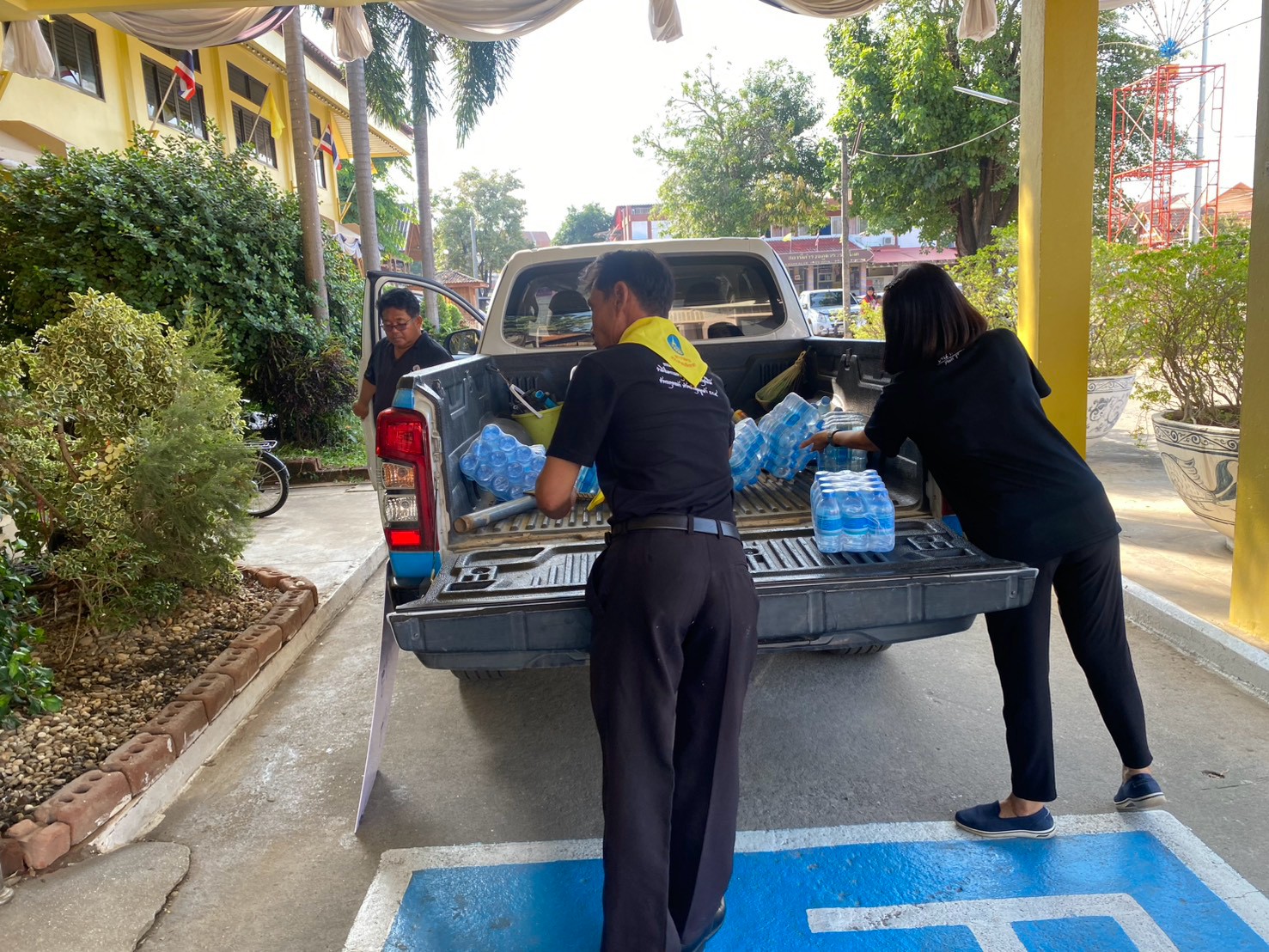 ไฟล์แนบ กปภ.สาขาสวรรคโลก สนับสนุนน้ำดื่มบรรจุขวดแก่ศูนย์บริการโลหิตแห่งชาติ สภากาชาดไทย