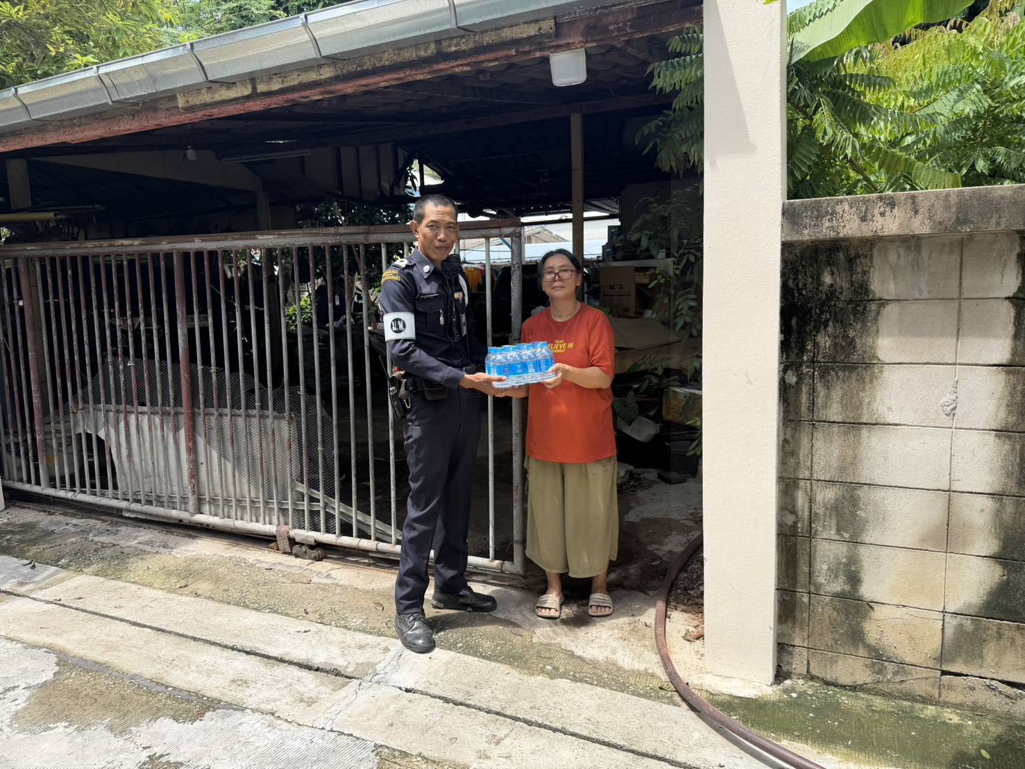 ไฟล์แนบ กปภ.สาขาพัทยา ร่วมกับ เมืองพัทยา มอบน้ำดื่มบรรจุขวดตราสัญลักษณ์ กปภ. บรรเทาความเดือดร้อนผู้ประสบอุทกภัยในพื้นที่