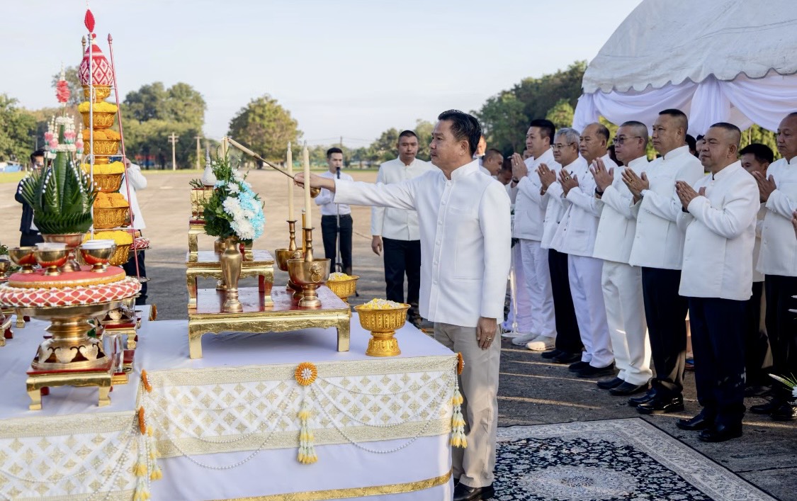 ไฟล์แนบ กปภ.สาขาพิษณุโลก เข้าร่วมพิธีบวงสรวงการก่อสร้างซุ้มถวายดอกไม้จันทน์ขนาดกลางในงาน พระราชพิธีถวายพระเพลิงพระบรมศพ สมเด็จพระนางเจ้าสิริกิติ์ พระบรมราชินีนาถ พระบรมราชชนนีพันปีหลวง