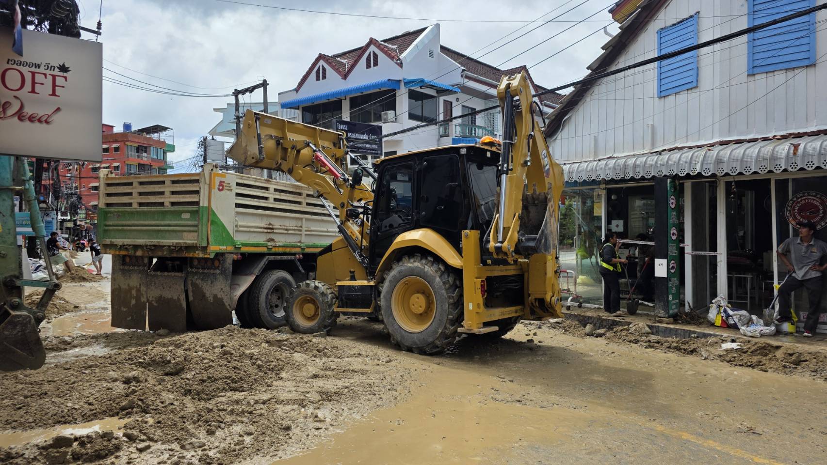 ไฟล์แนบ  กปภ.สาขาภูเก็ต ลงพื้นที่ตรวจสอบความเสียหายระบบจำหน่ายน้ำประปา พื้นที่ป่าตอง–นาใน เร่งซ่อมแซมเพื่อบรรเทาความเดือดร้อนของประชาชน