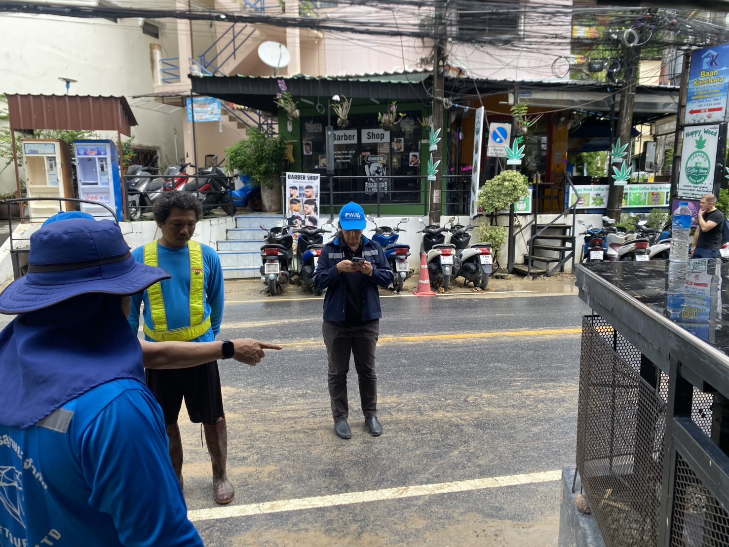 ไฟล์แนบ  กปภ.สาขาภูเก็ต ลงพื้นที่ตรวจสอบความเสียหายระบบจำหน่ายน้ำประปา พื้นที่ป่าตอง–นาใน เร่งซ่อมแซมเพื่อบรรเทาความเดือดร้อนของประชาชน