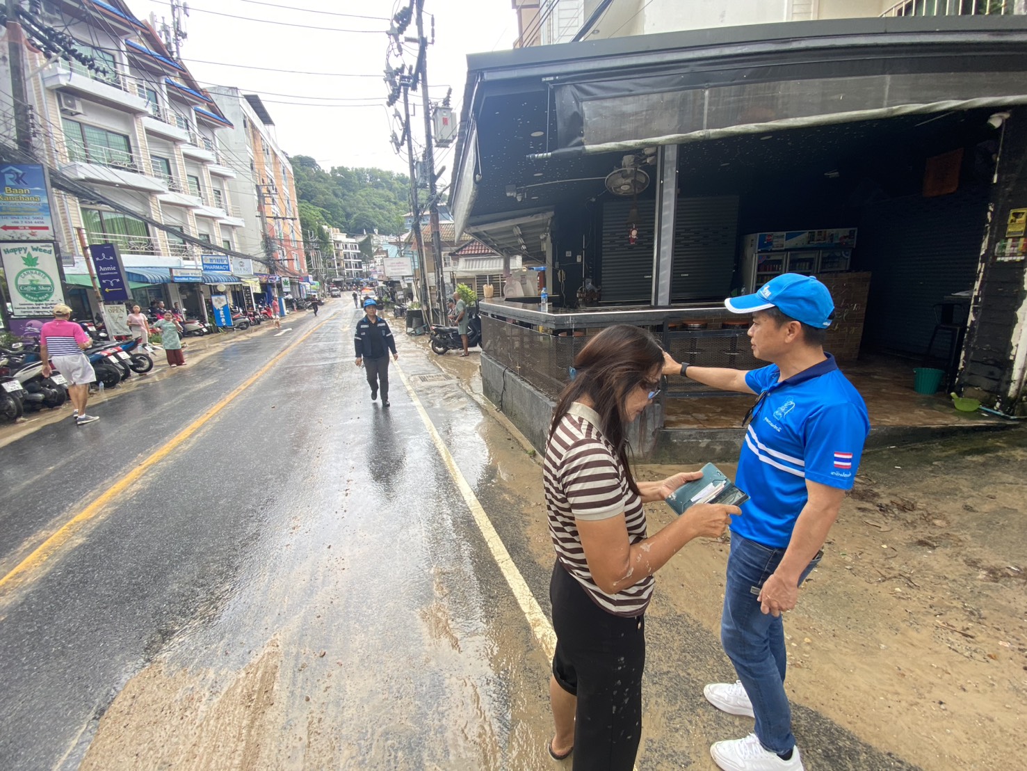 ไฟล์แนบ  กปภ.สาขาภูเก็ต ลงพื้นที่ตรวจสอบความเสียหายระบบจำหน่ายน้ำประปา พื้นที่ป่าตอง–นาใน เร่งซ่อมแซมเพื่อบรรเทาความเดือดร้อนของประชาชน