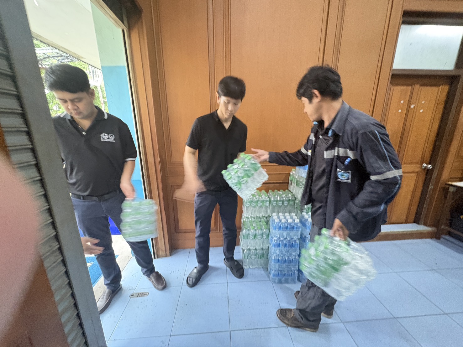 ไฟล์แนบ 💙💧 **“น้ำดื่มจาก กปภ. เติมพลังใจในวันที่น้ำท่วม” กปภ.ปทุมธานี ส่งต่อความห่วงใย ช่วยเหลือผู้ประสบอุทกภัย**