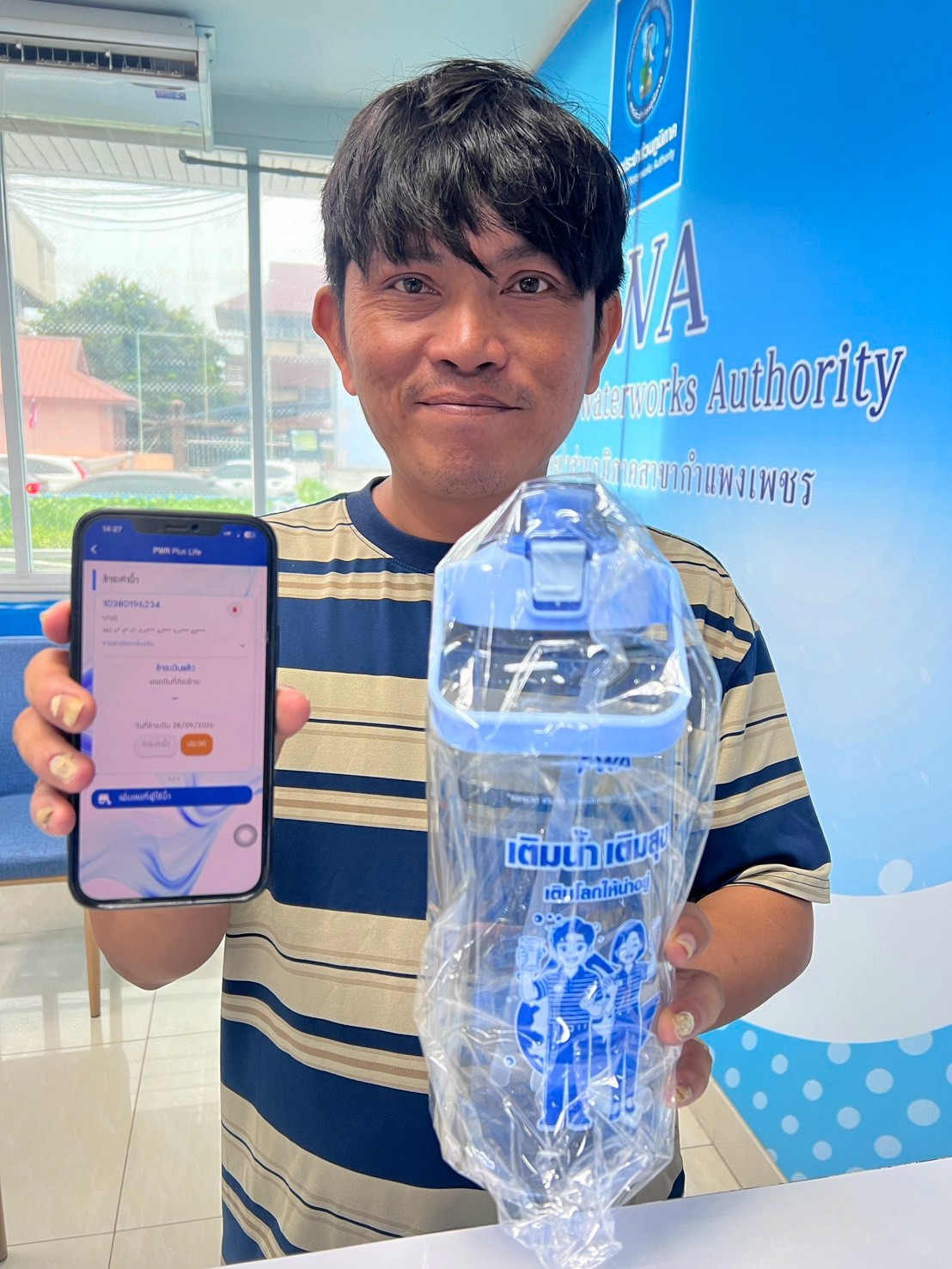 ไฟล์แนบ  คึกคักสุดๆ! กปภ.สาขากำแพงเพชร เปิดเต็มนอก-ใน แจก “ขวดเติมสุข 2 ลิตร” วันแรก ประชาชนแห่รับสายน้ำแห่งความสุขแน่นพื้นที่! 