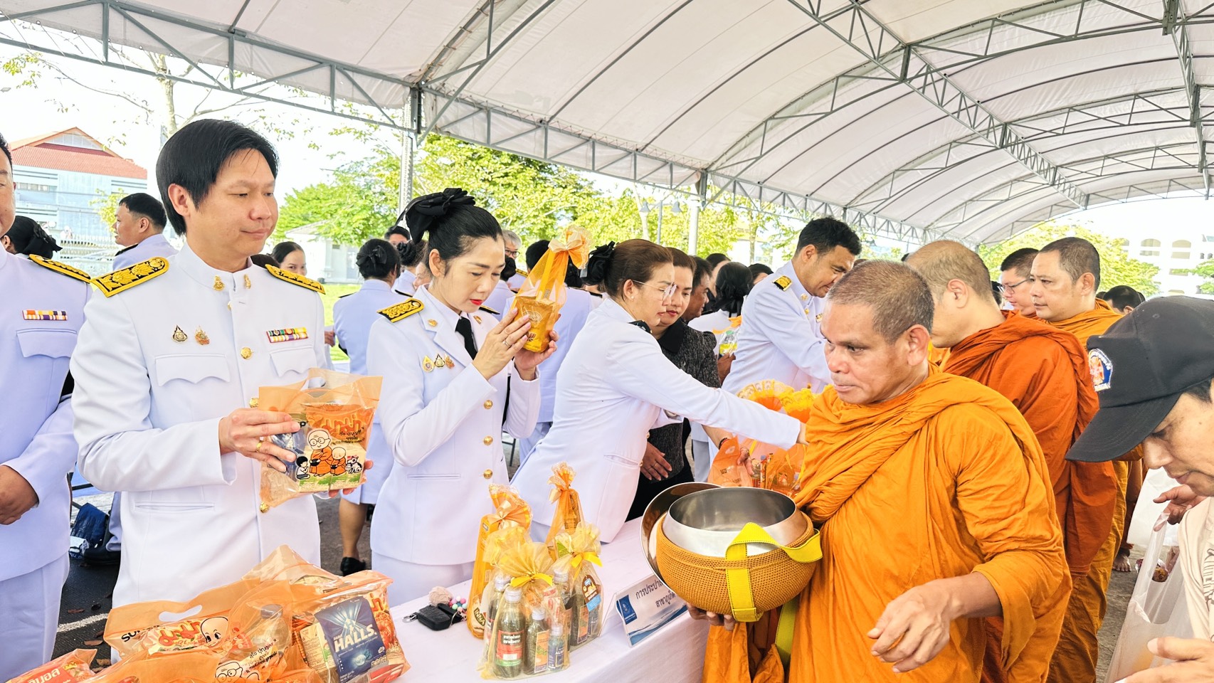 ไฟล์แนบ กปภ.สาขาภูเก็ต เข้าร่วมพิธีสวดพระพุทธมนต์และพิธีบำเพ็ญกุศลอุทิศถวาย พิธีถวายดอกไม้จันทน์ภาคประชาชนตัวแทน พิธีตักบาตรถวายพระราชกุศล เนื่องในวันคล้ายวันสวรรคต สมเด็จพระนางเจ้าสิริกิติ์ พระบรมราชินีนาถ พระบรมราชชนนีพันปีหลวง